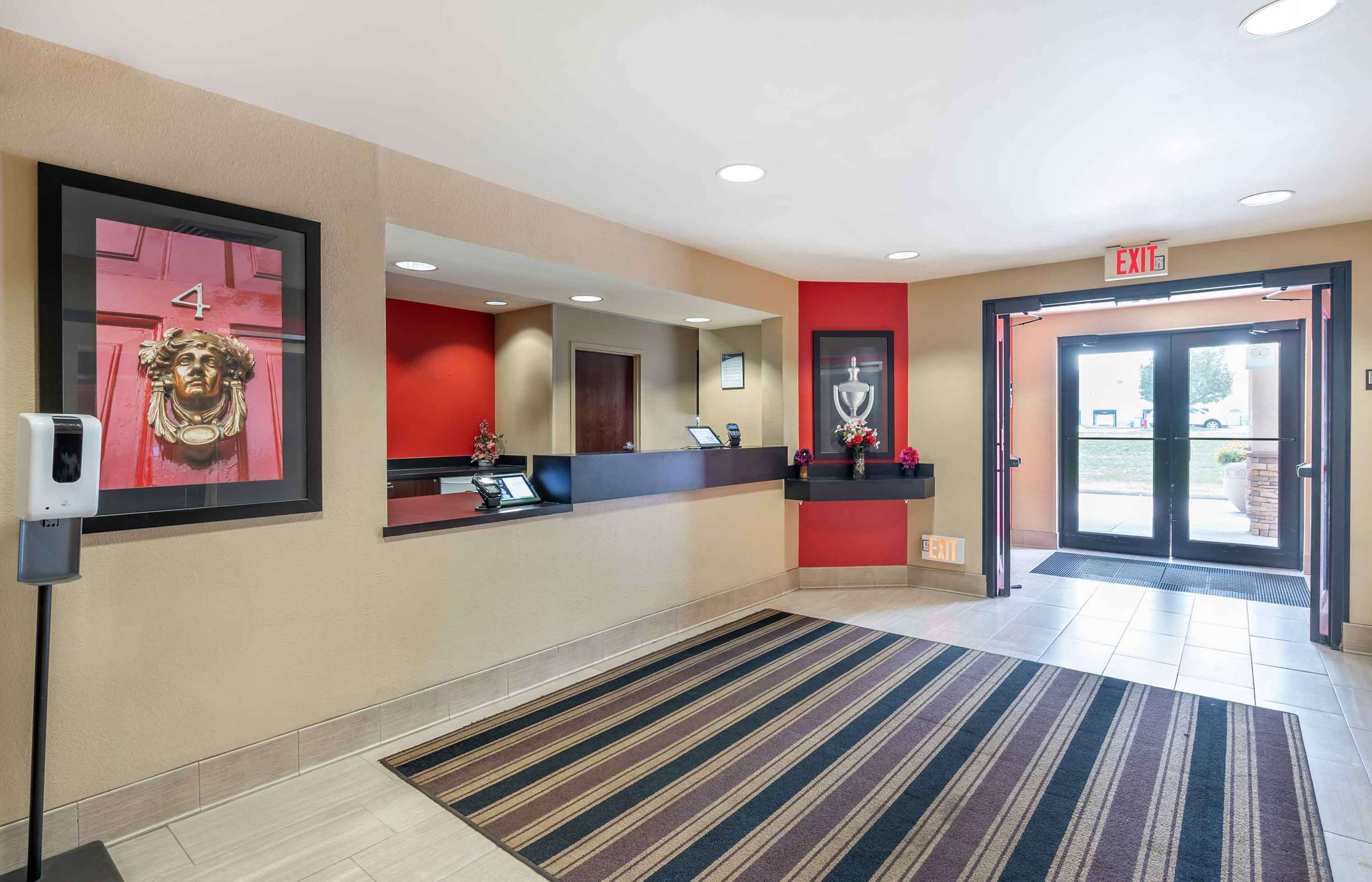 Lobby and Guest Check-in | Extended Stay America Suites Indianapolis Airport