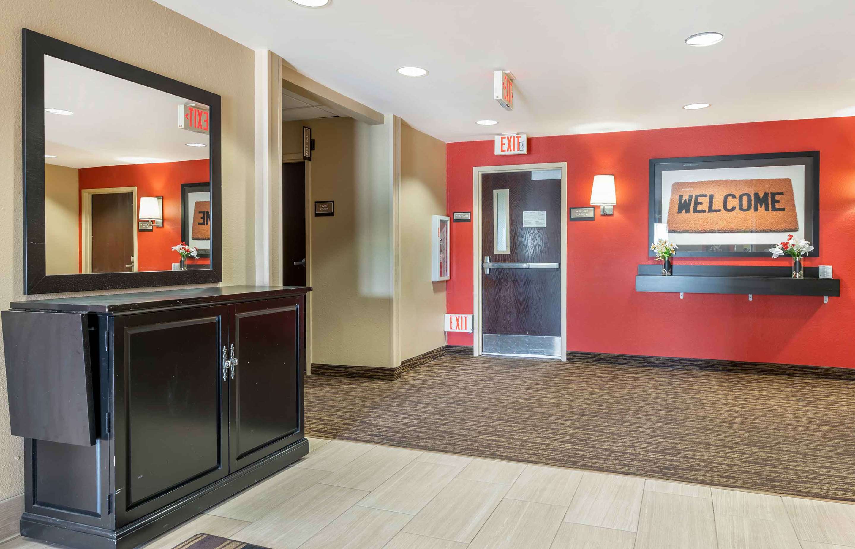 Lobby and Guest Check-in | Extended Stay America Suites Indianapolis Airport