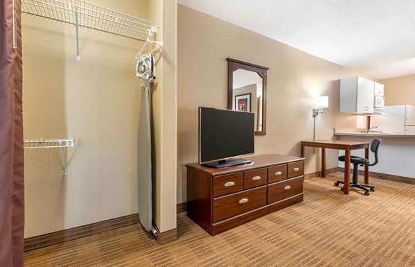  - Extended Stay America Suites Airport Indianapolis - I-74 & I-465, Exit 11