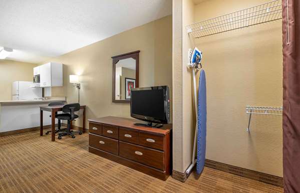  - Extended Stay America Suites Airport Indianapolis - I-74 & I-465, Exit 11