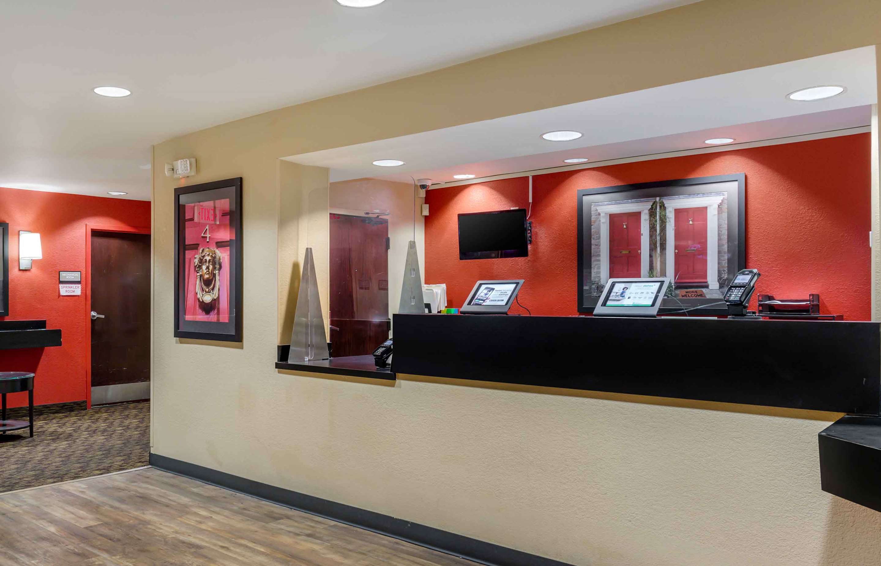 Lobby and Guest Check-in | Extended Stay America Suites - Columbus - NE - I-270