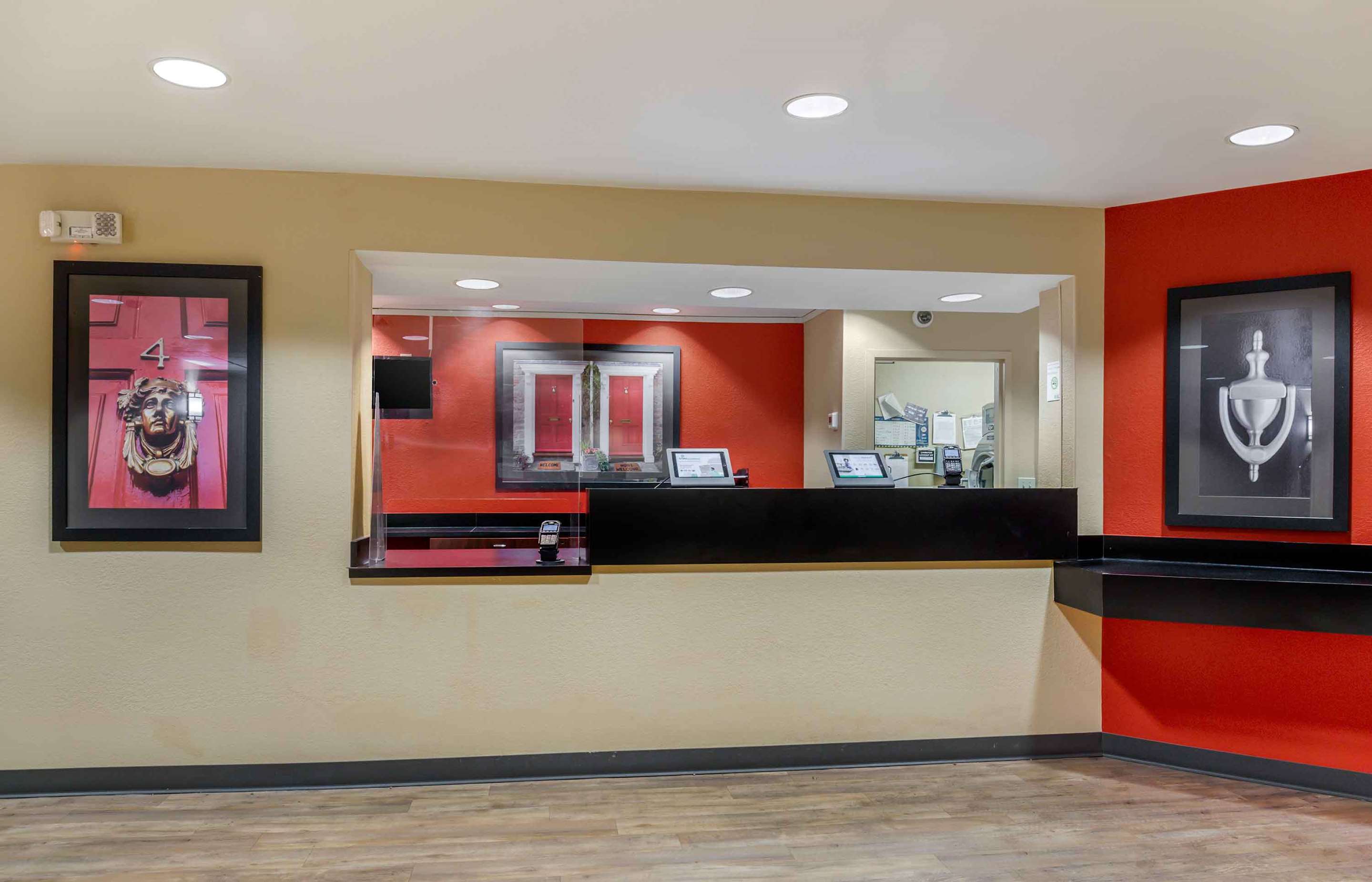 Lobby and Guest Check-in | Extended Stay America Suites - Columbus - NE - I-270