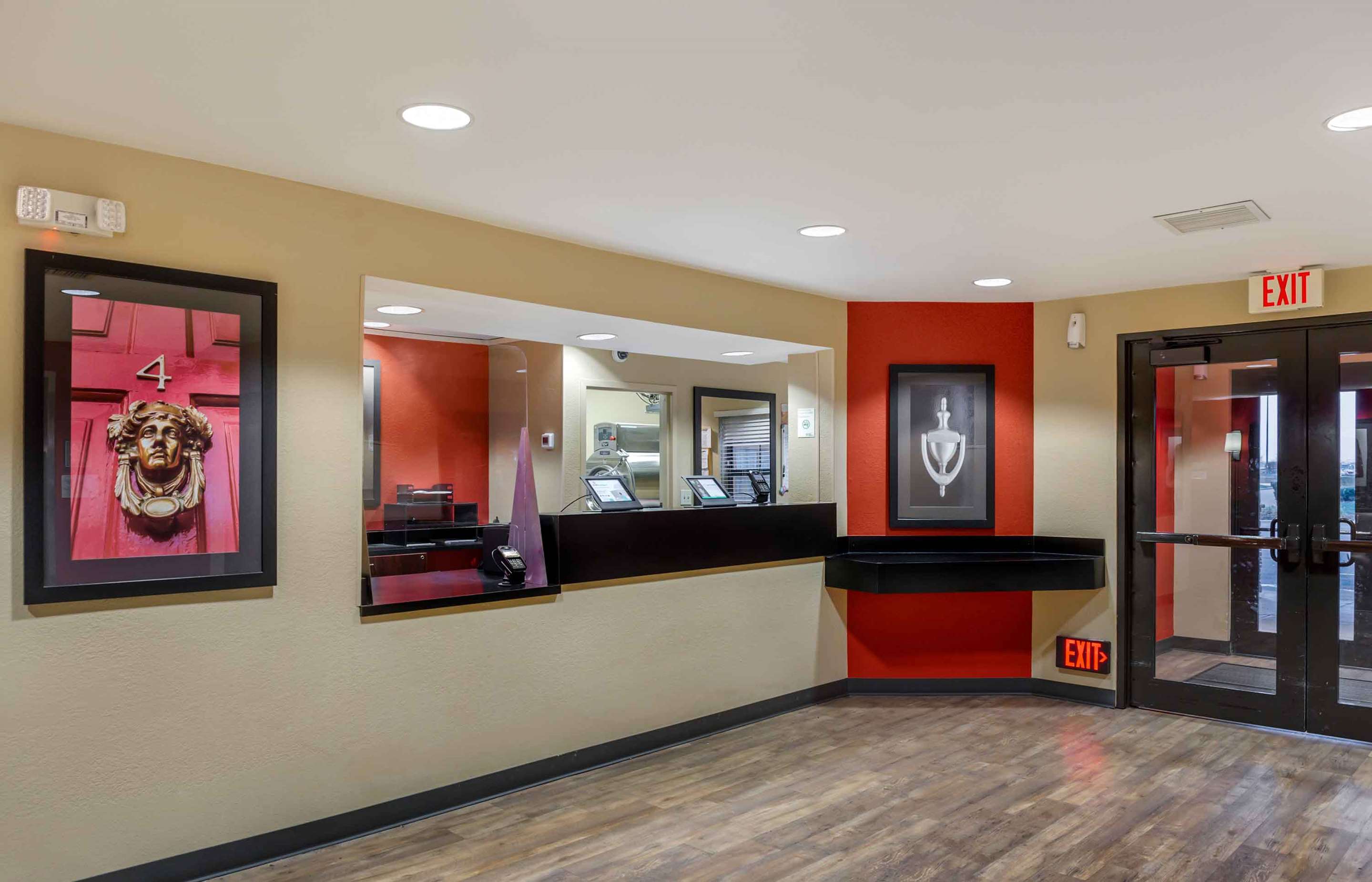 Lobby and Guest Check-in | Extended Stay America Suites - Columbus - NE - I-270