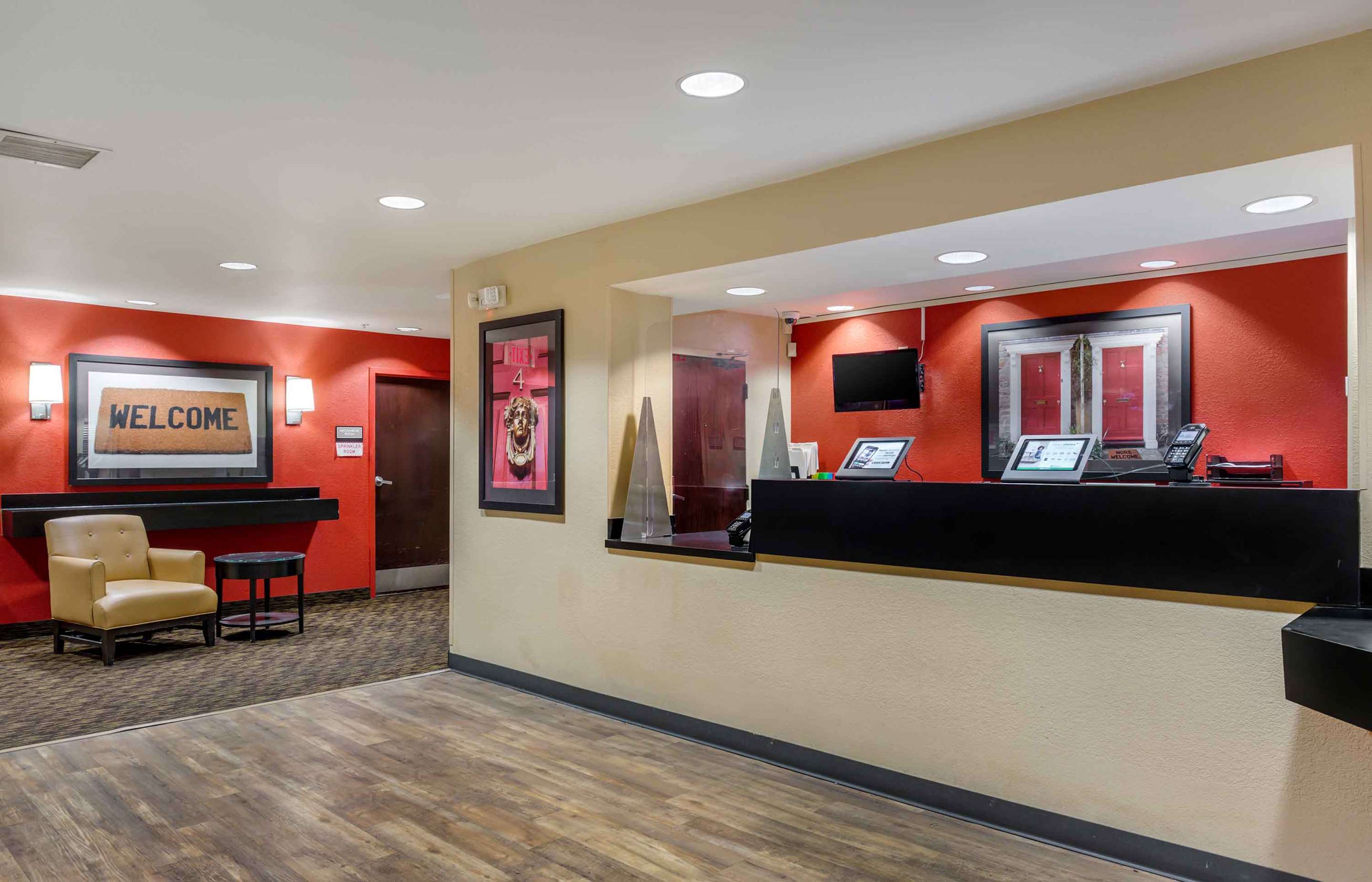 Lobby and Guest Check-in | Extended Stay America Suites - Columbus - NE - I-270