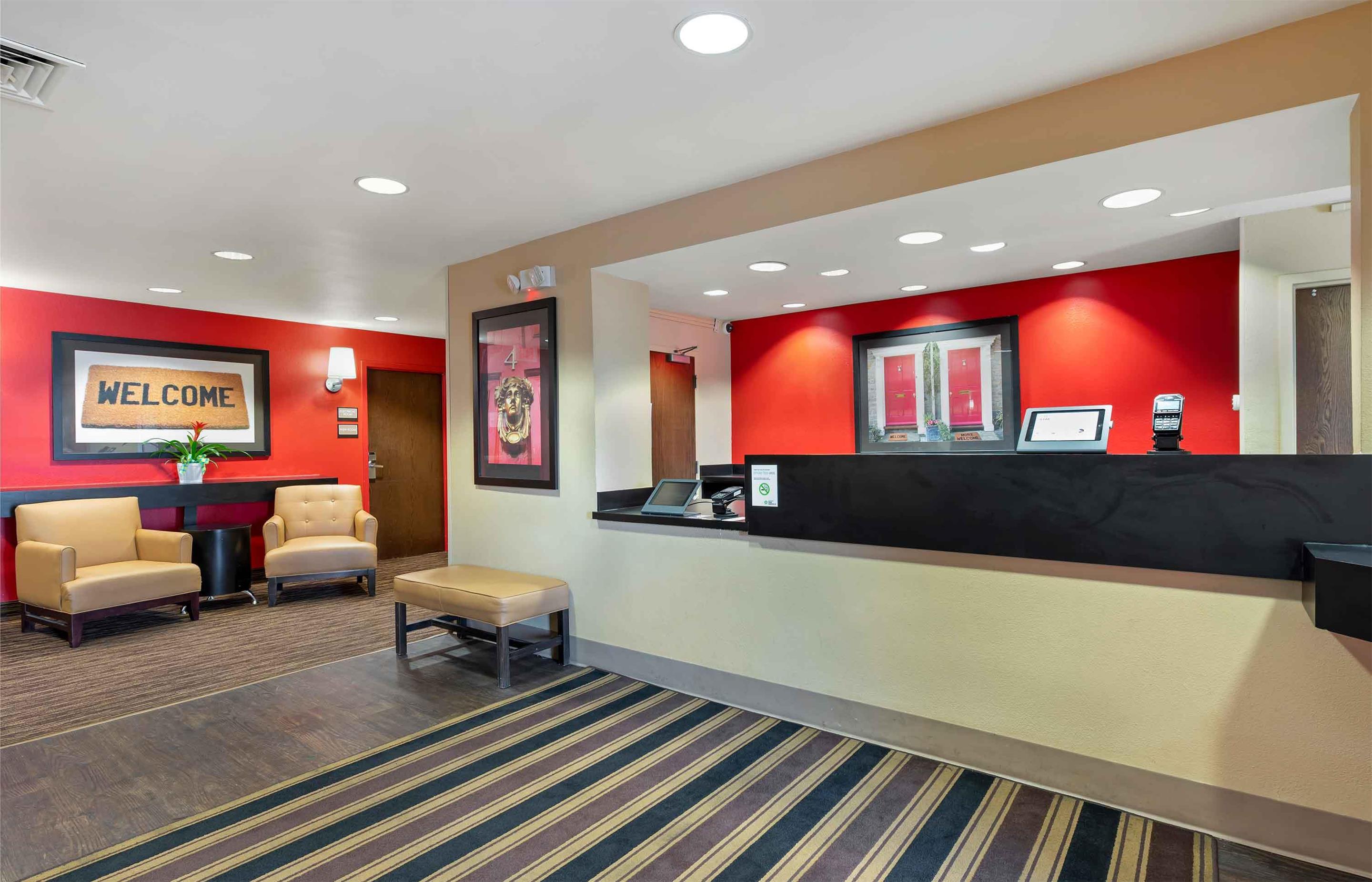 Lobby and Guest Check-in | Extended Stay America Suites Indianapolis Castleton