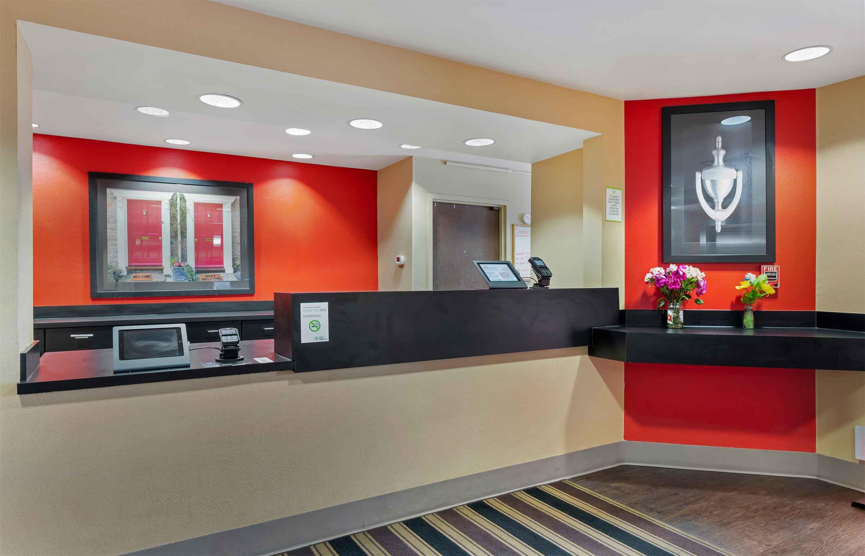 Lobby and Guest Check-in | Extended Stay America Suites Indianapolis Castleton