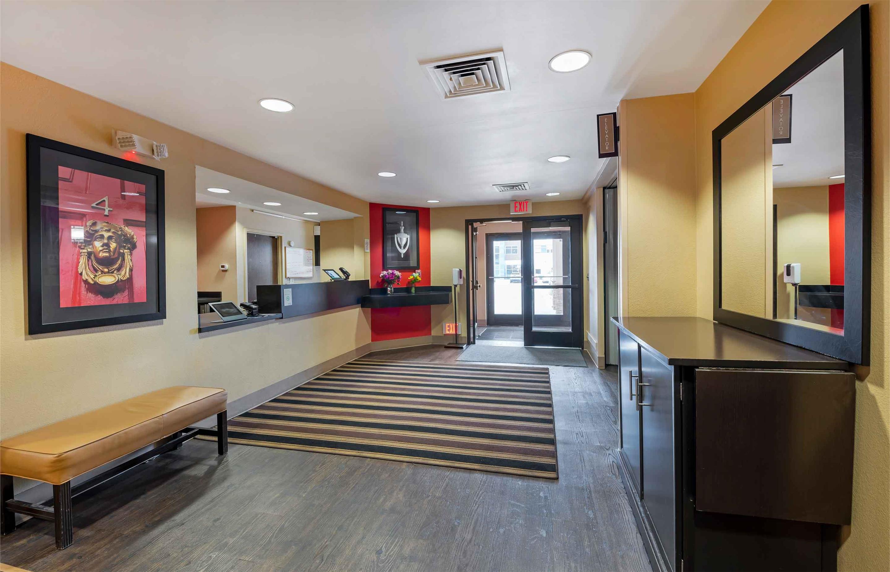 Lobby and Guest Check-in | Extended Stay America Suites Indianapolis Castleton
