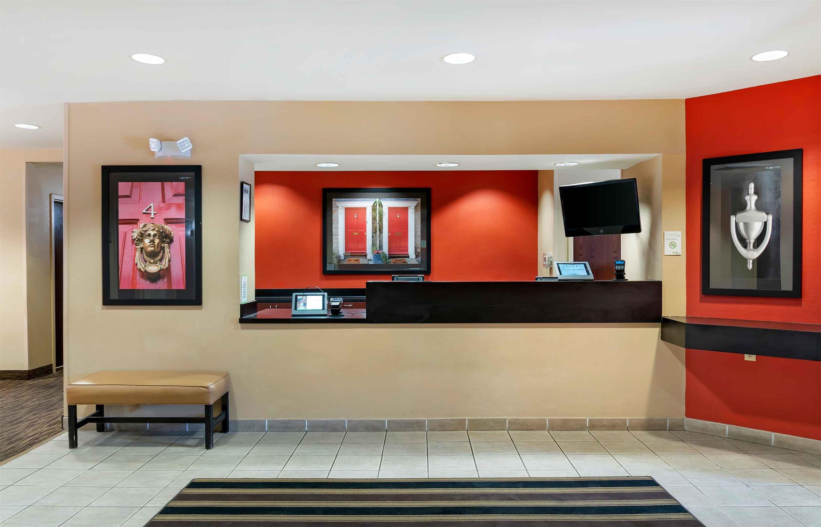 Lobby and Guest Check-in | Extended Stay America Suites Detroit Dearborn
