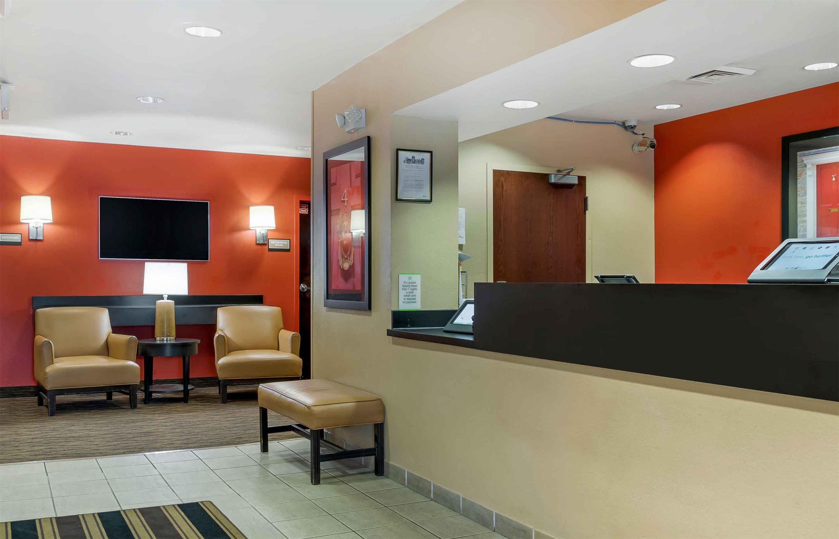 Lobby and Guest Check-in | Extended Stay America Suites Detroit Dearborn