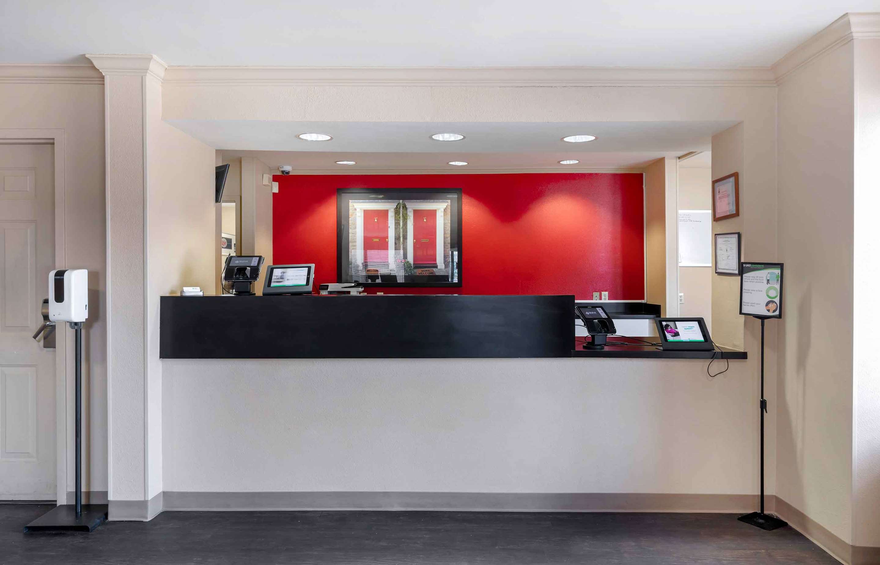 Lobby and Guest Check-in | Extended Stay America Select Suites Dallas Farmers Branch