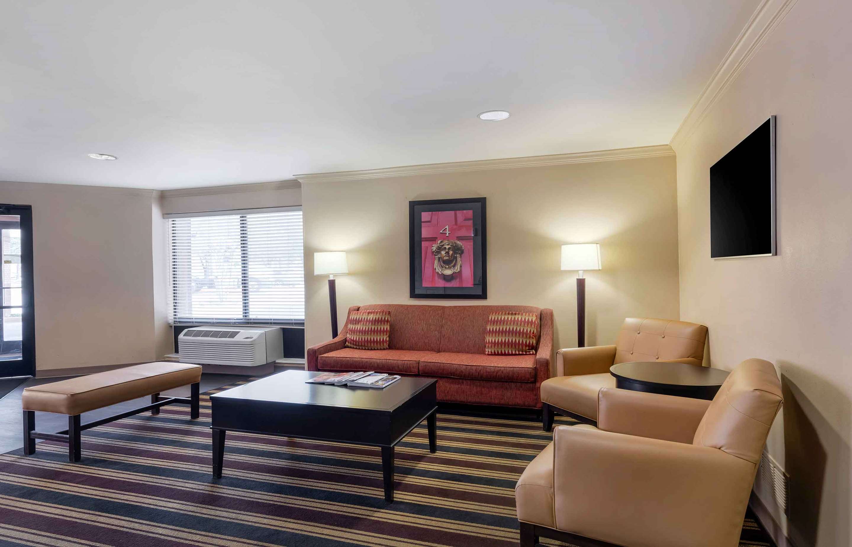 Lobby and Guest Check-in | Extended Stay America Select Suites Dallas Farmers Branch