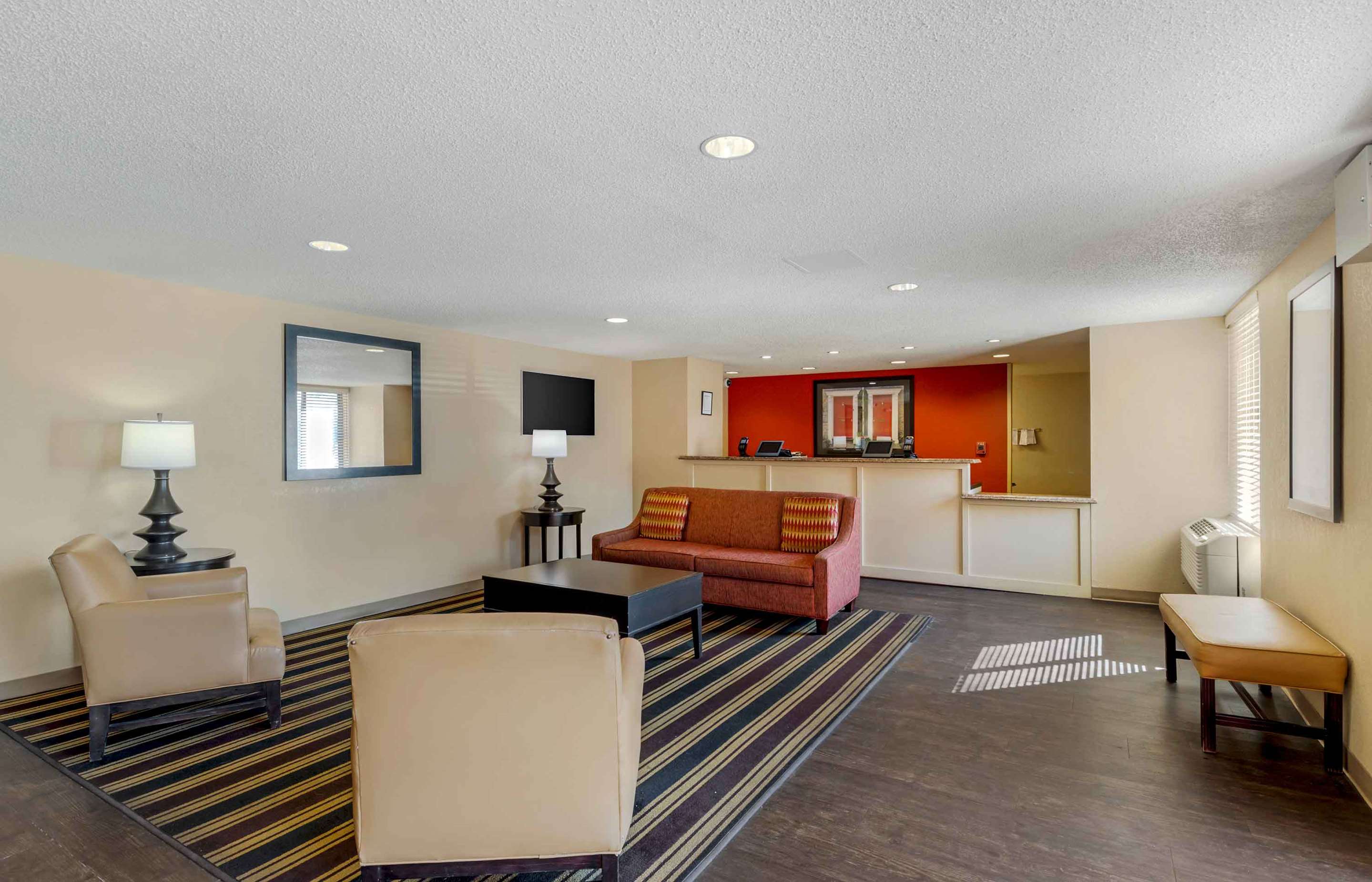 Lobby and Guest Check-in | Extended Stay America Select Suites Dallas Las Colinas