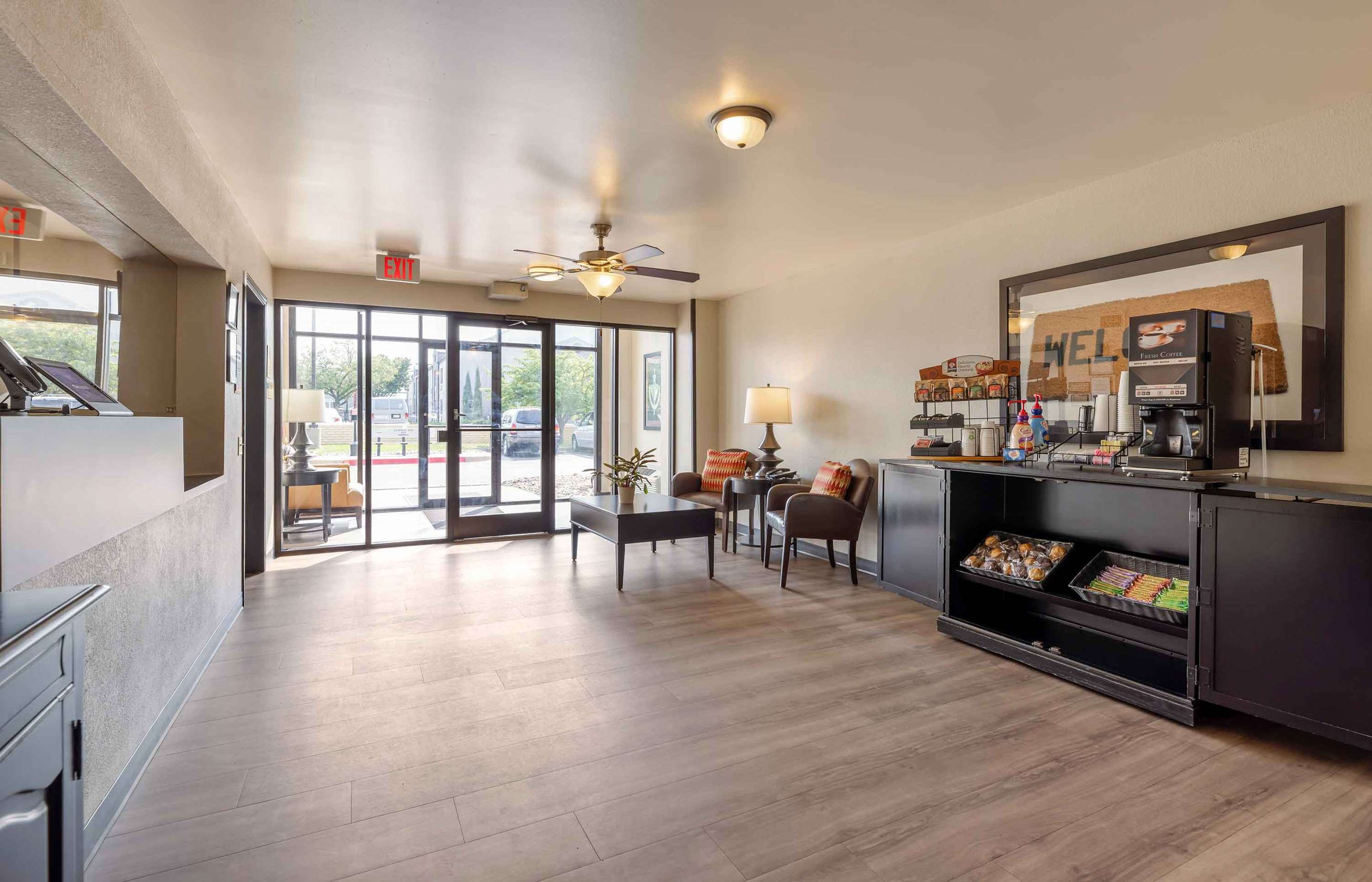 Lobby and Guest Check-in | Extended Stay America Suites Wichita East