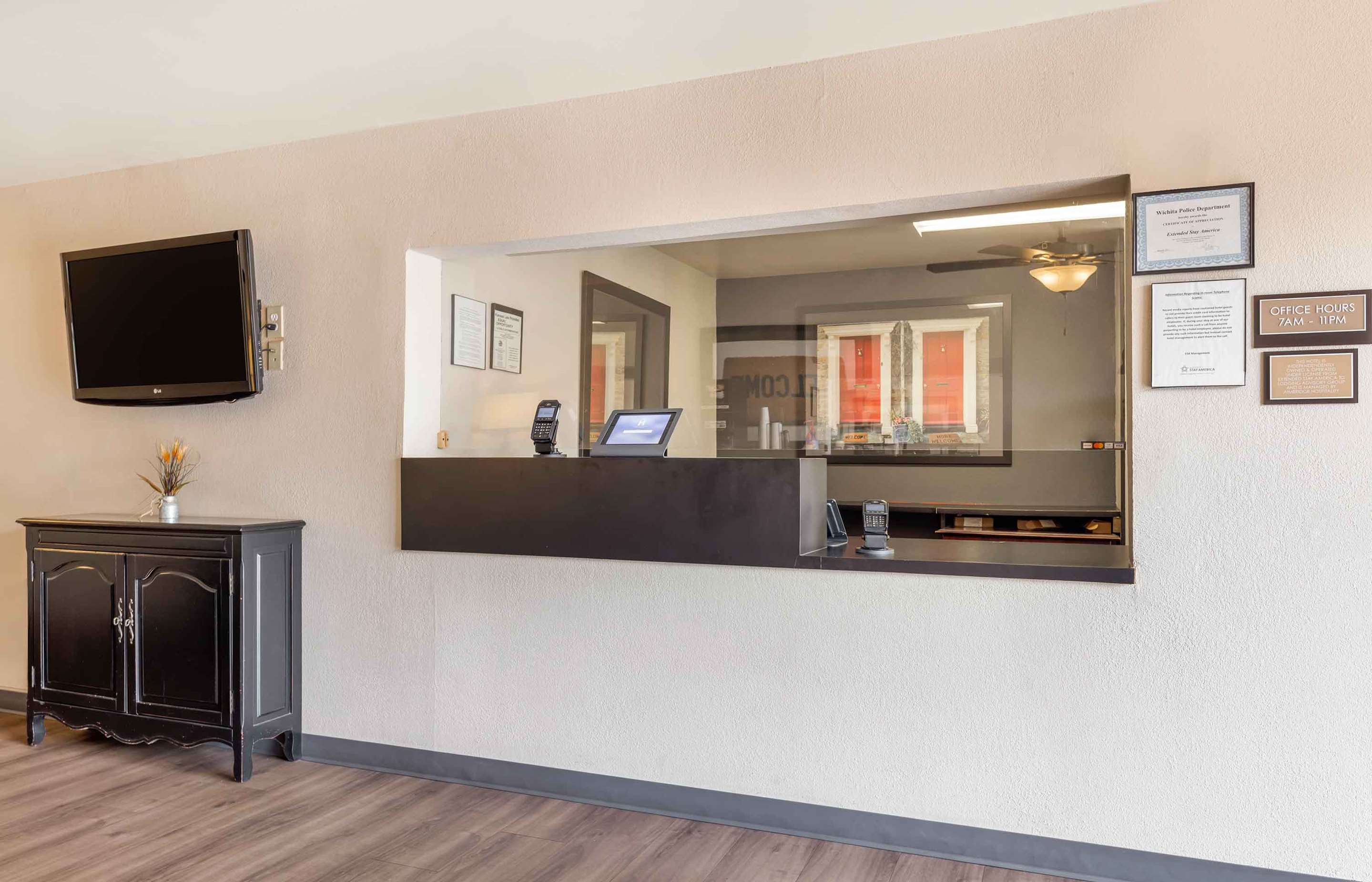 Lobby and Guest Check-in | Extended Stay America Suites Wichita East