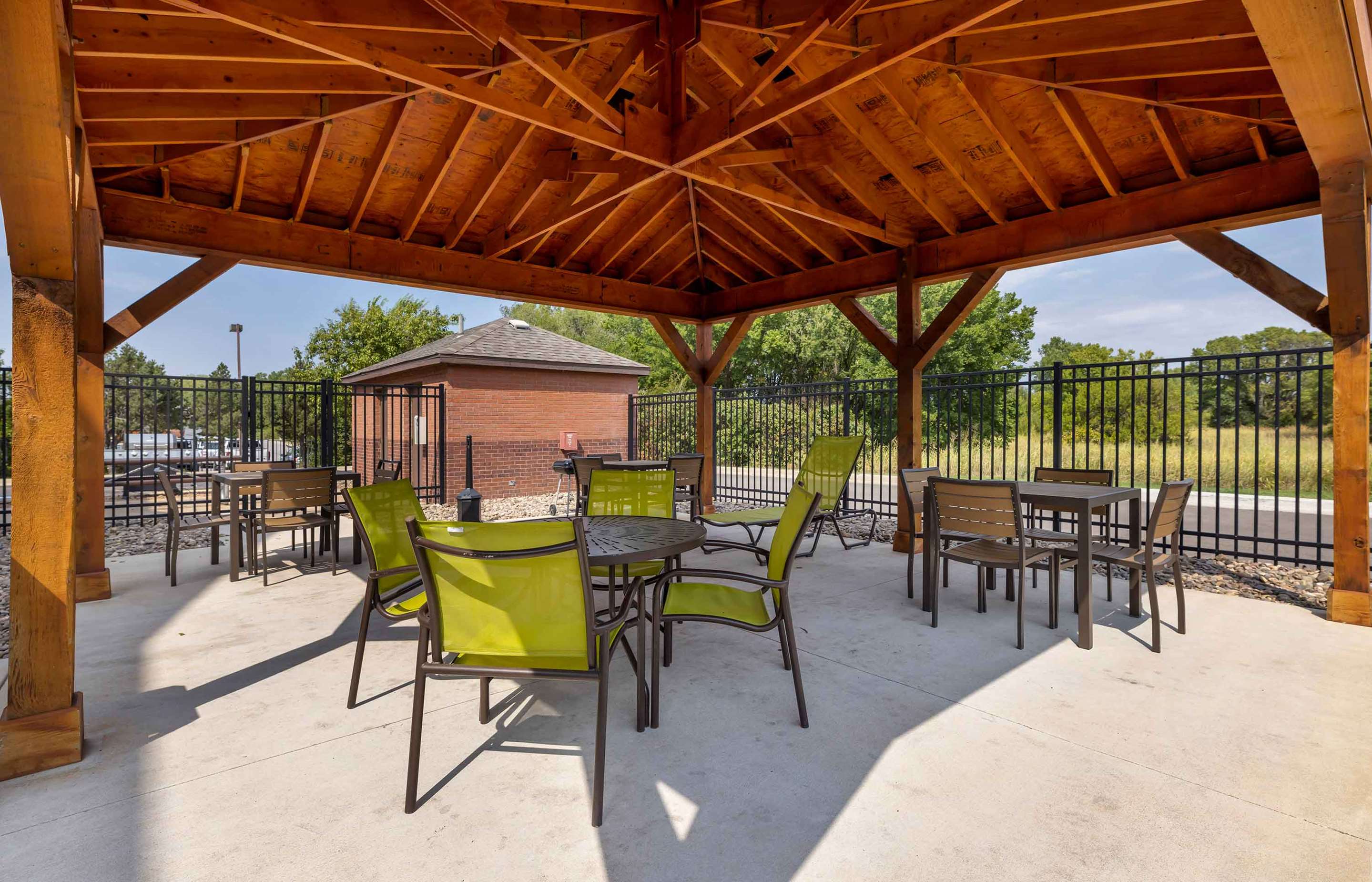 Picnic Area | Extended Stay America Suites Wichita East