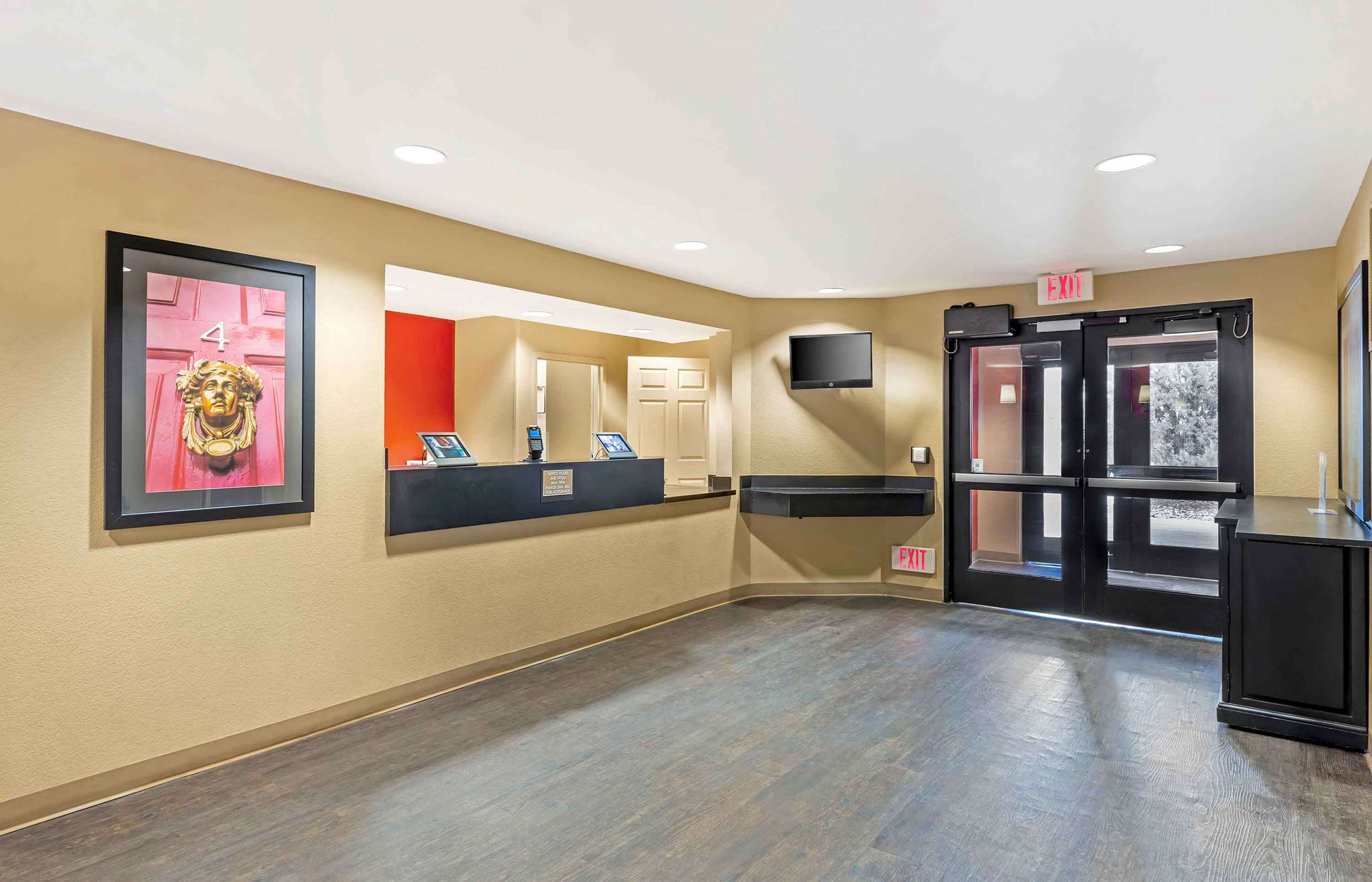 Lobby and Guest Check-in | Extended Stay America Suites Billings West End