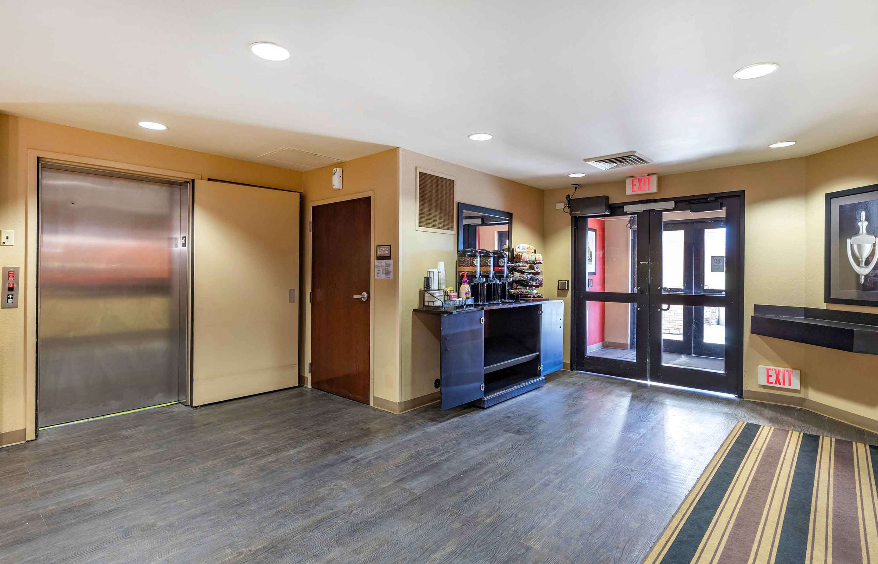 Lobby and Guest Check-in | Extended Stay America Suites Great Falls Missouri River