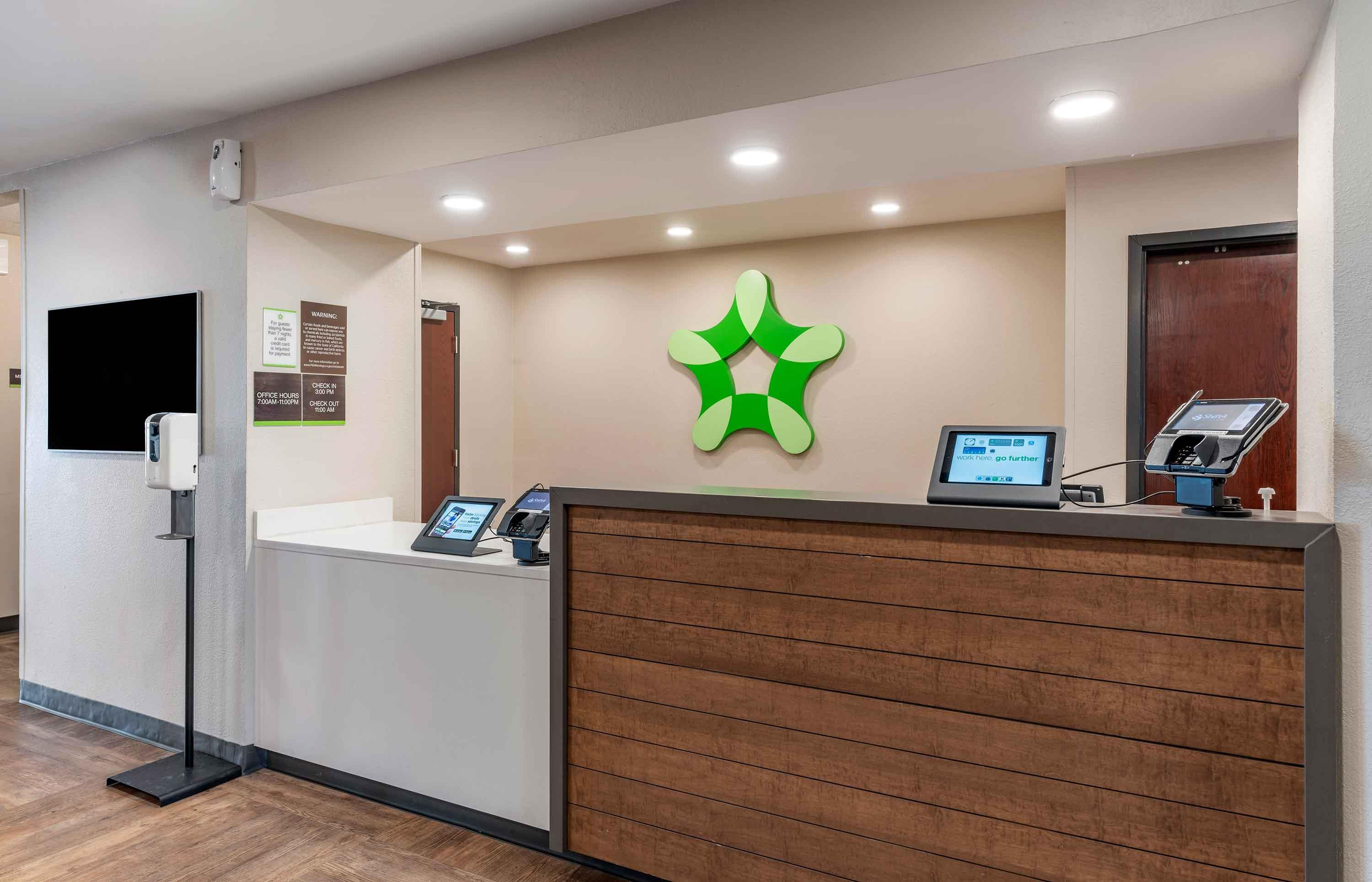 Lobby and Guest Check-in | Extended Stay America Oakland - Alameda