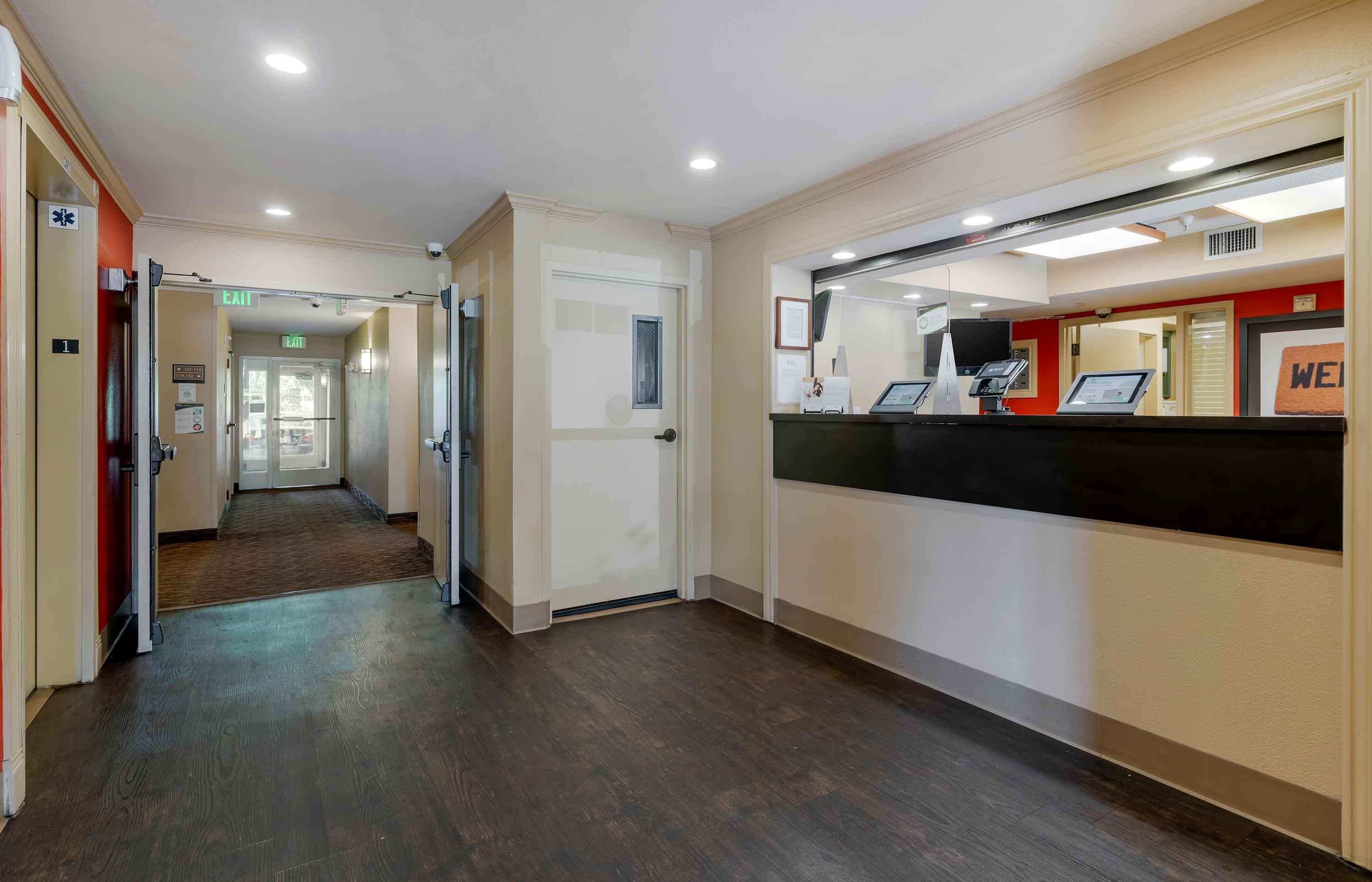 Lobby and Guest Check-in | Extended Stay America Suites Fremont Fremont Blvd South
