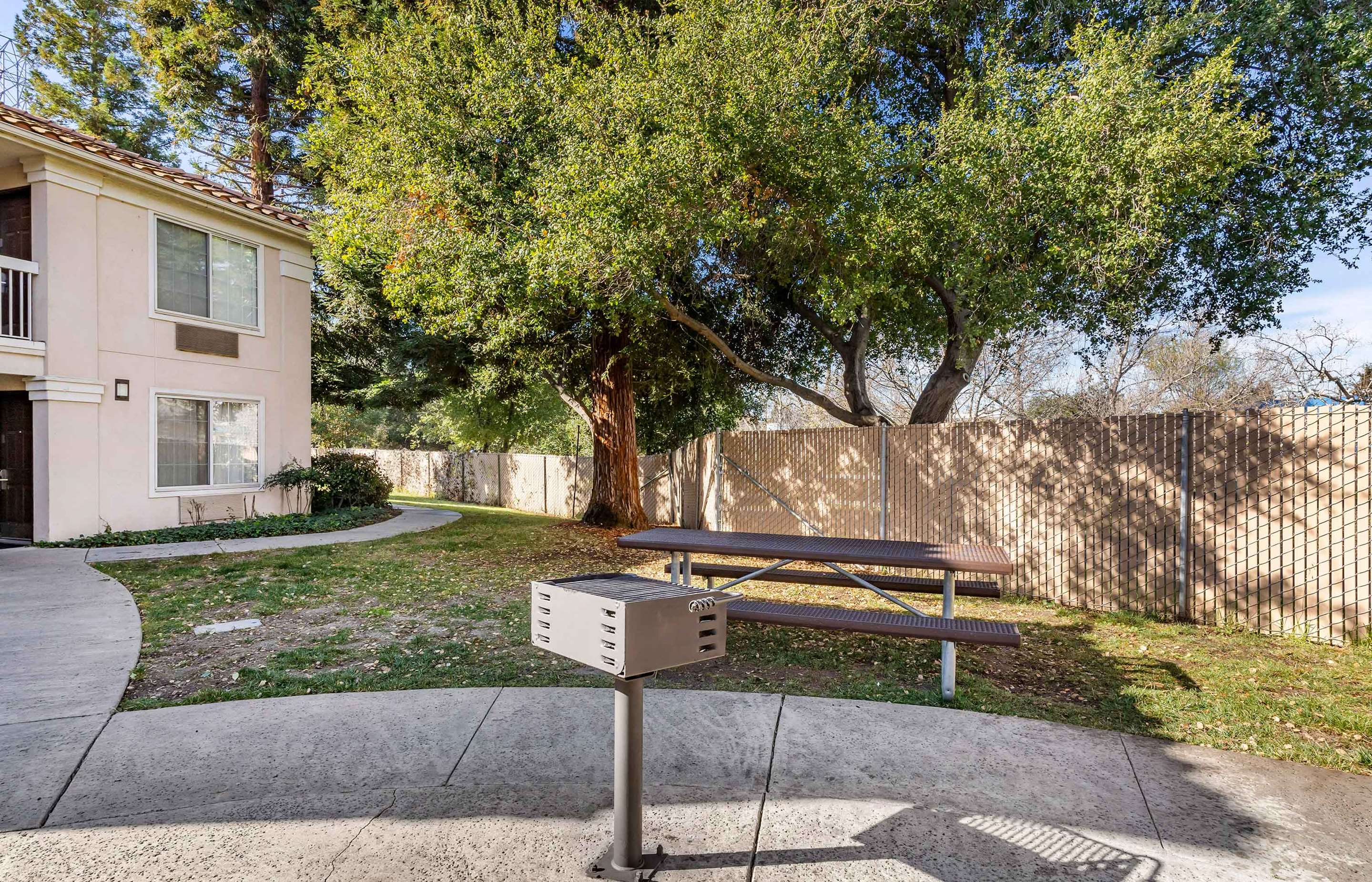 Picnic Area | Extended Stay America Suites San Jose Mountain View