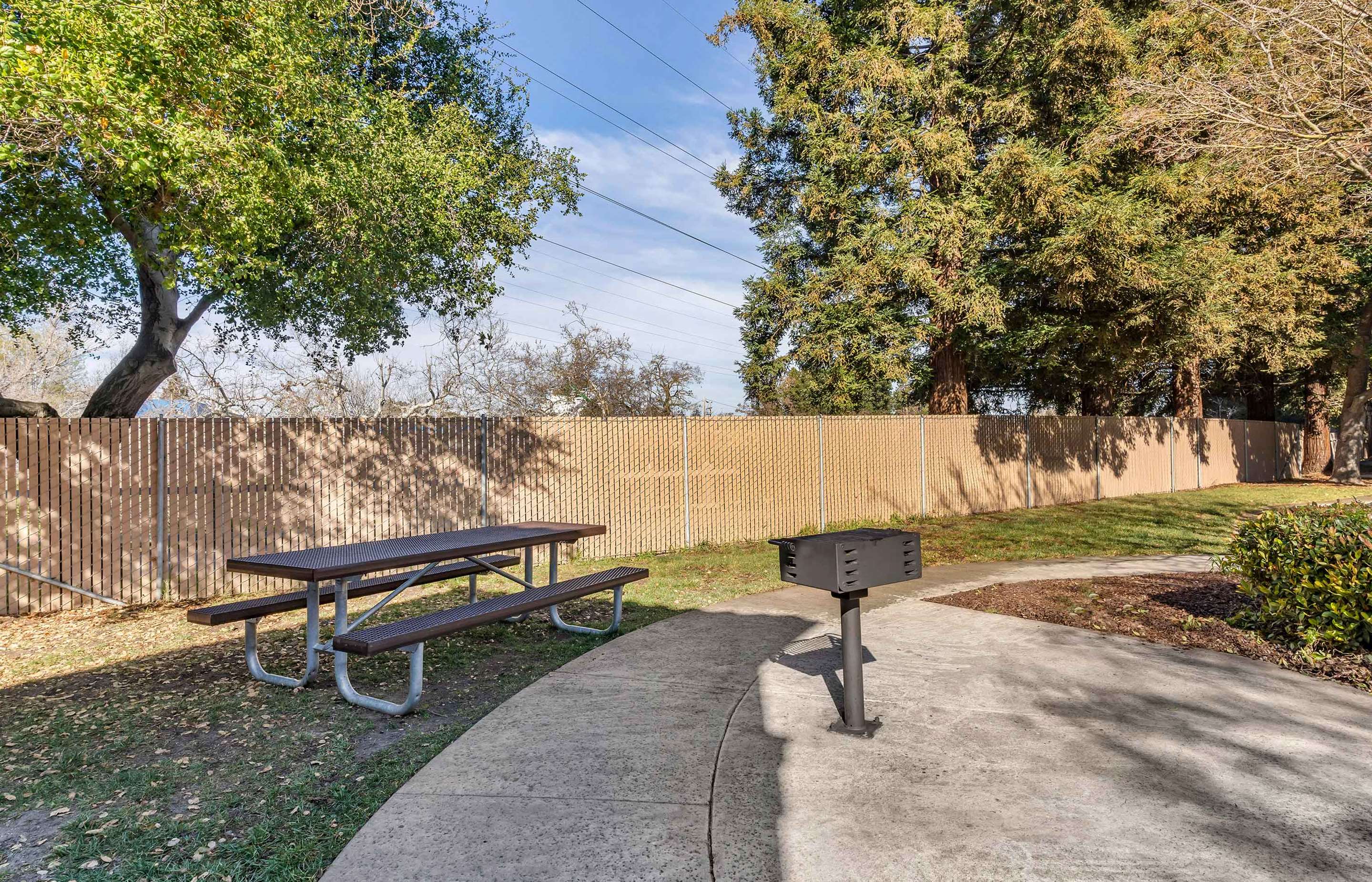 Picnic Area | Extended Stay America Suites San Jose Mountain View