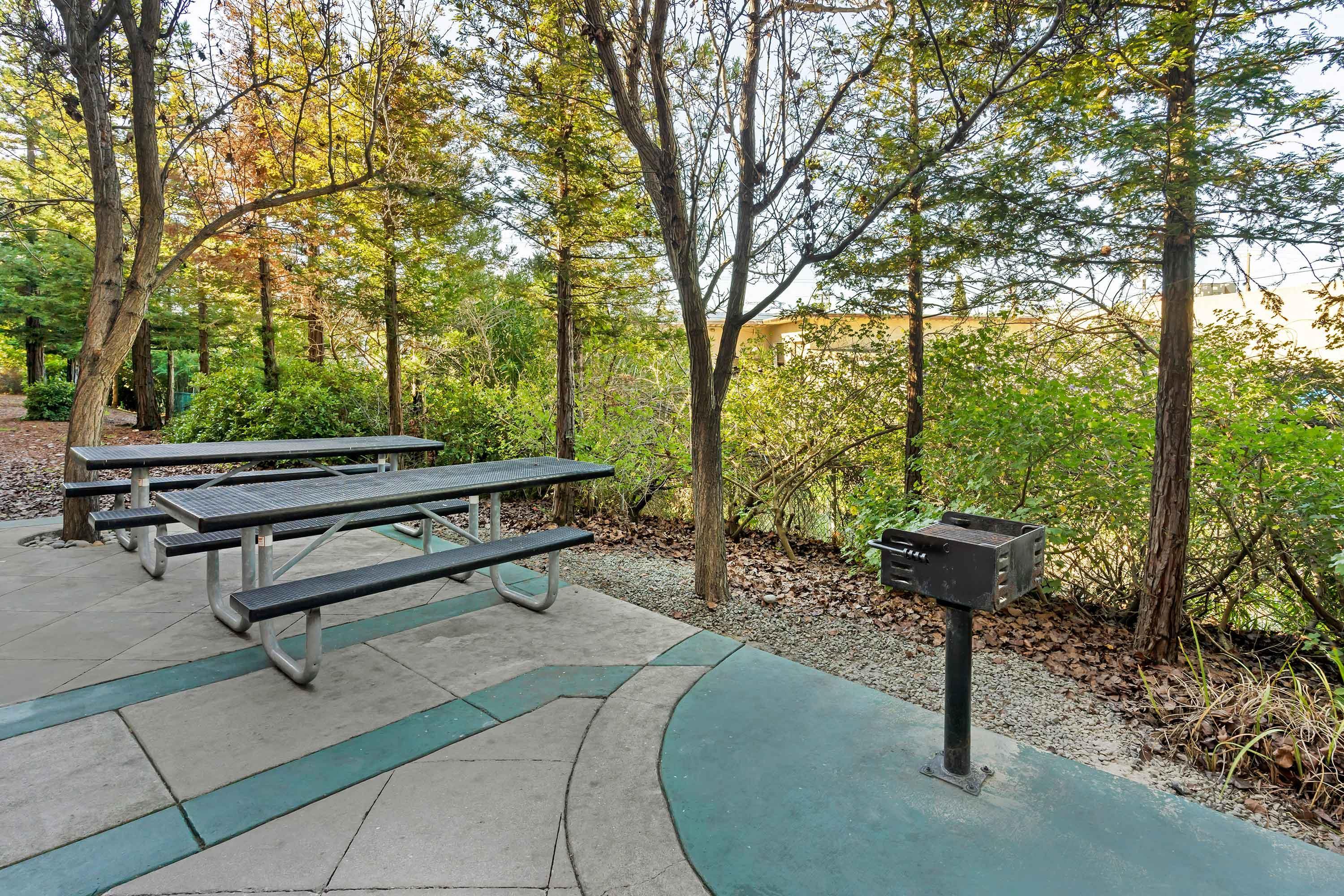 Picnic Area | Extended Stay America Suites San Francisco San Carlos