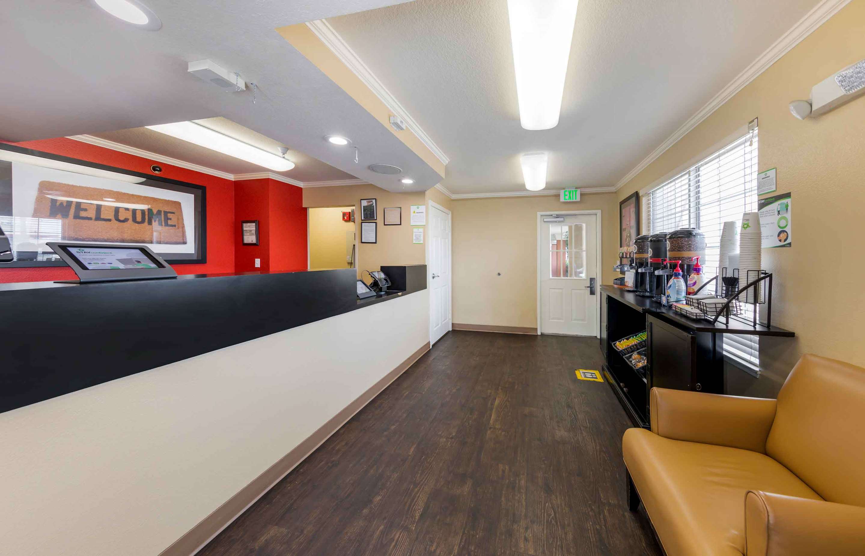 Lobby and Guest Check-in | Extended Stay America Suites - Los Angeles - LAX Airport - El Segundo