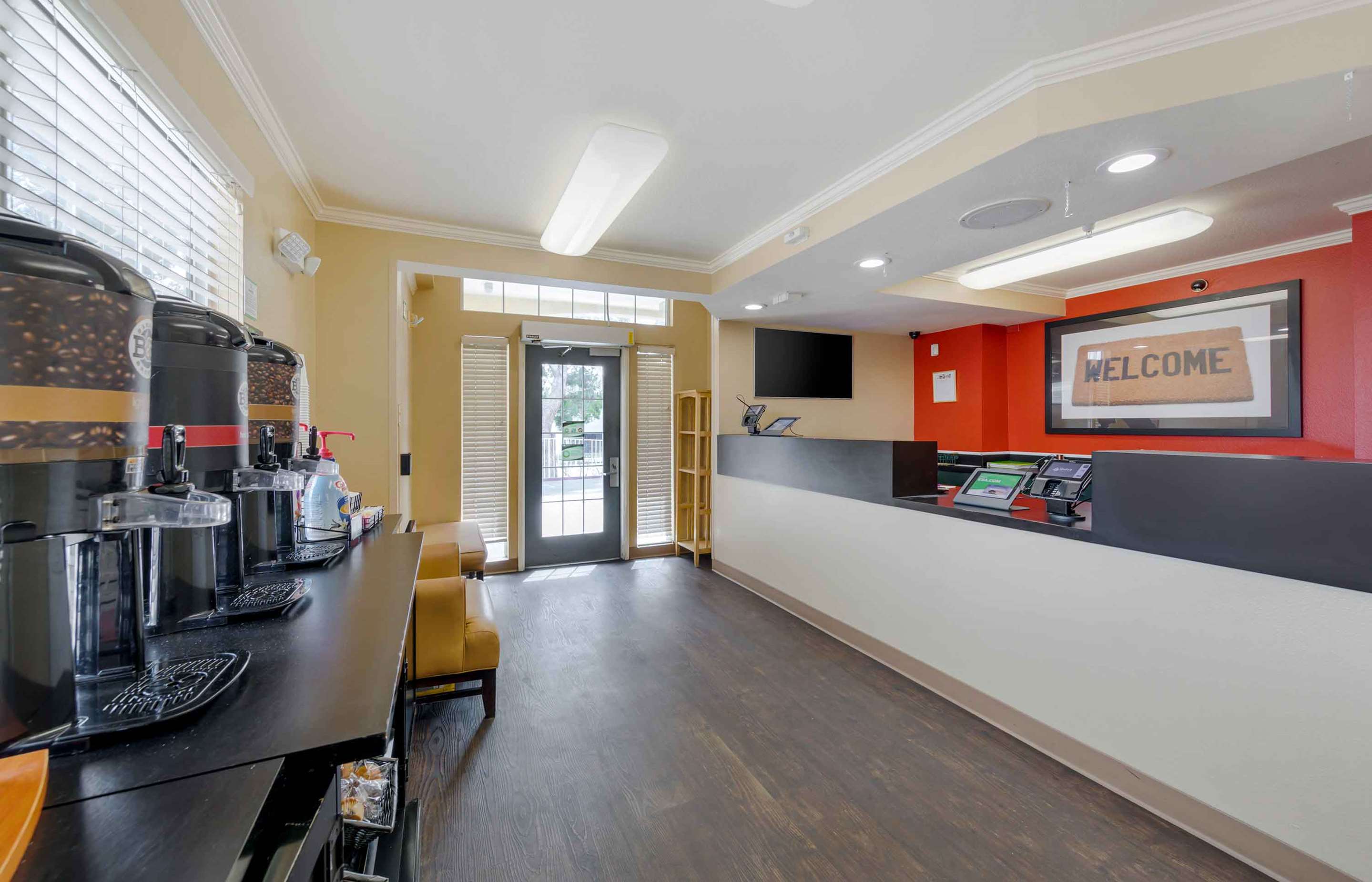 Lobby and Guest Check-in | Extended Stay America Suites - Los Angeles - LAX Airport - El Segundo