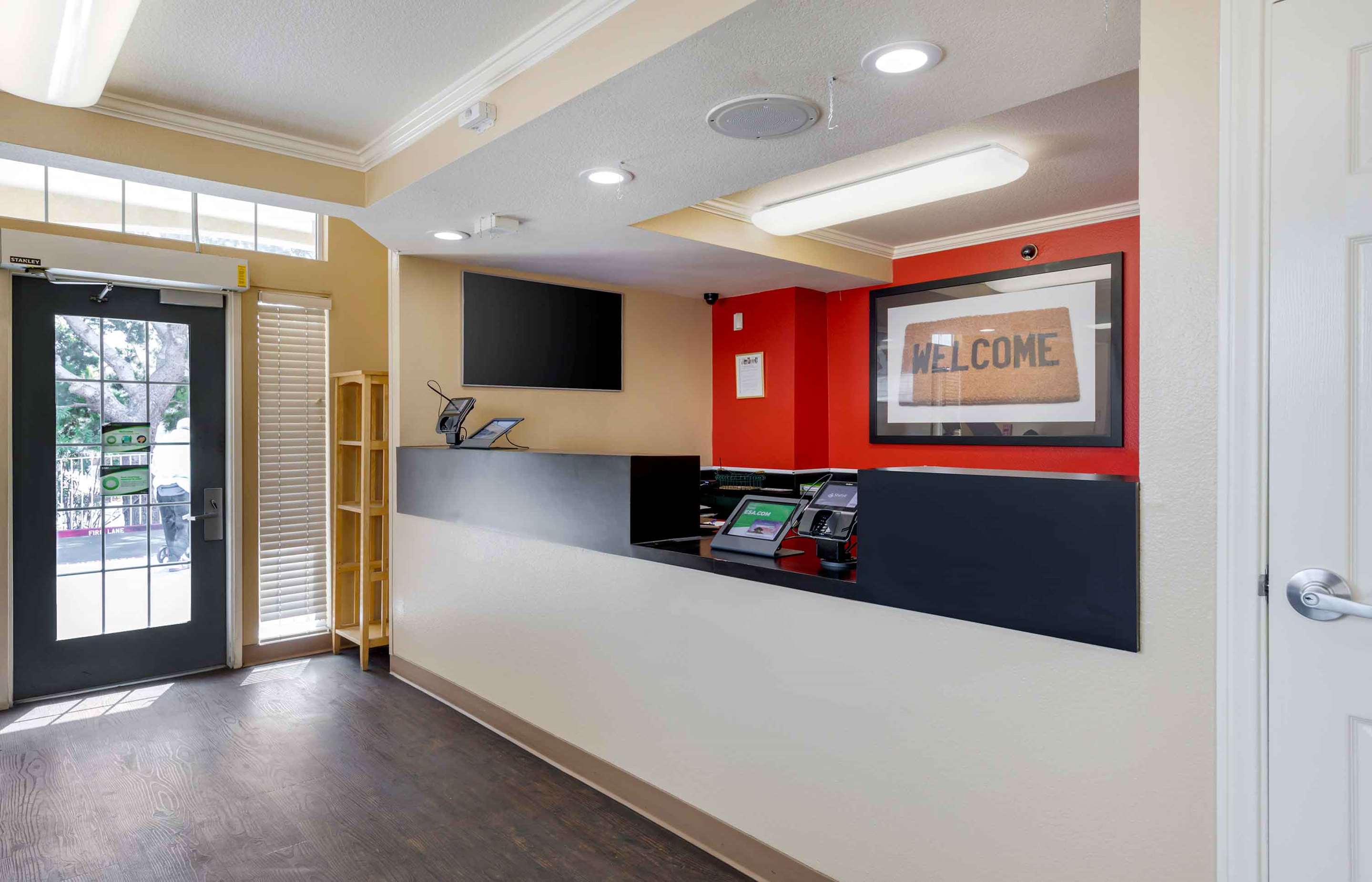 Lobby and Guest Check-in | Extended Stay America Suites - Los Angeles - LAX Airport - El Segundo