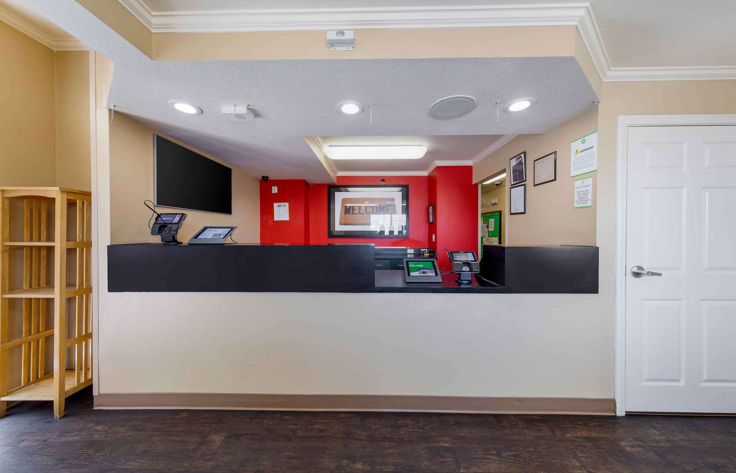 Lobby and Guest Check-in | Extended Stay America Suites - Los Angeles - LAX Airport - El Segundo