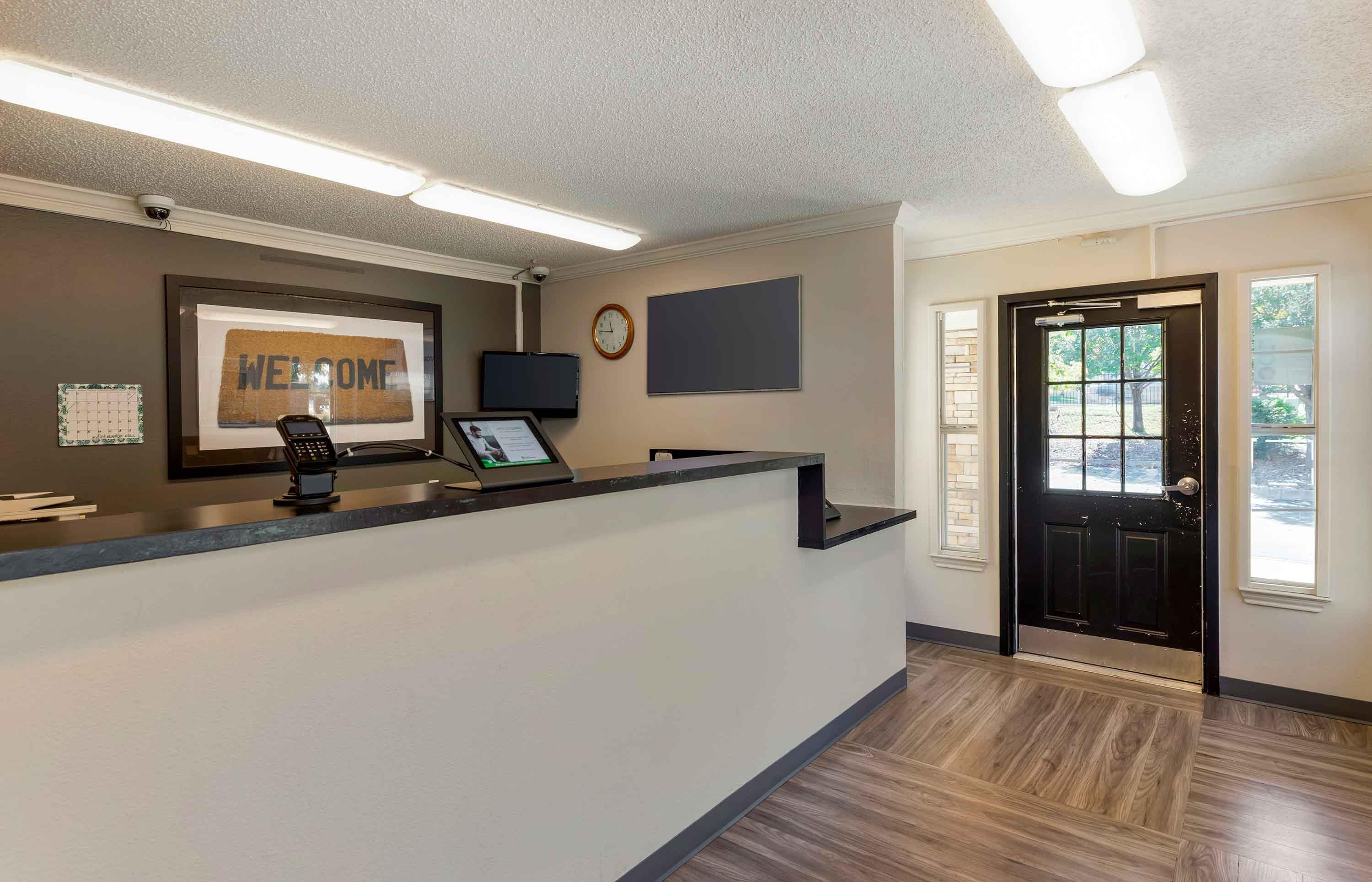 Lobby and Guest Check-in | Extended Stay America Suites - Denver - Aurora South