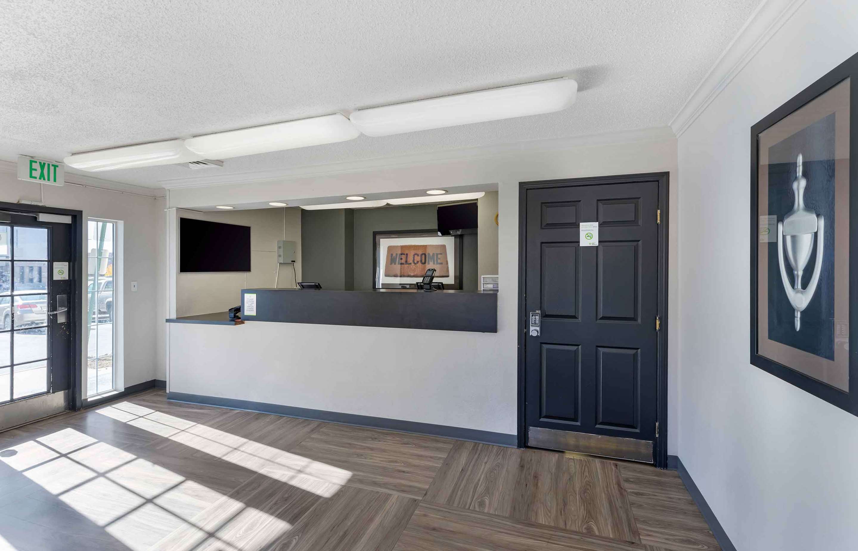 Lobby and Guest Check-in | Extended Stay America Suites - Denver - Cherry Creek