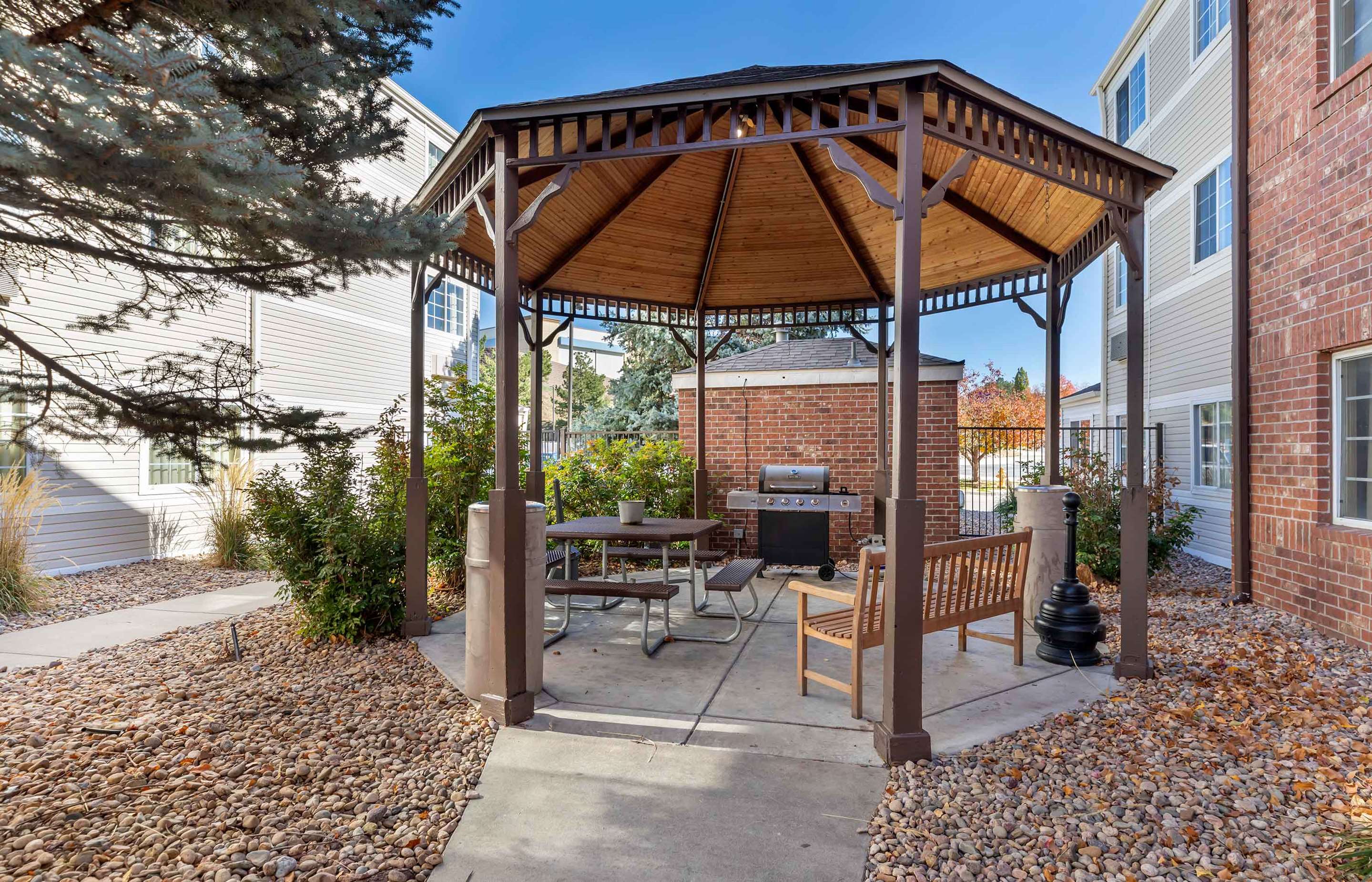 Picnic Area | Extended Stay America Suites - Denver - Tech Center South - Greenwood Village
