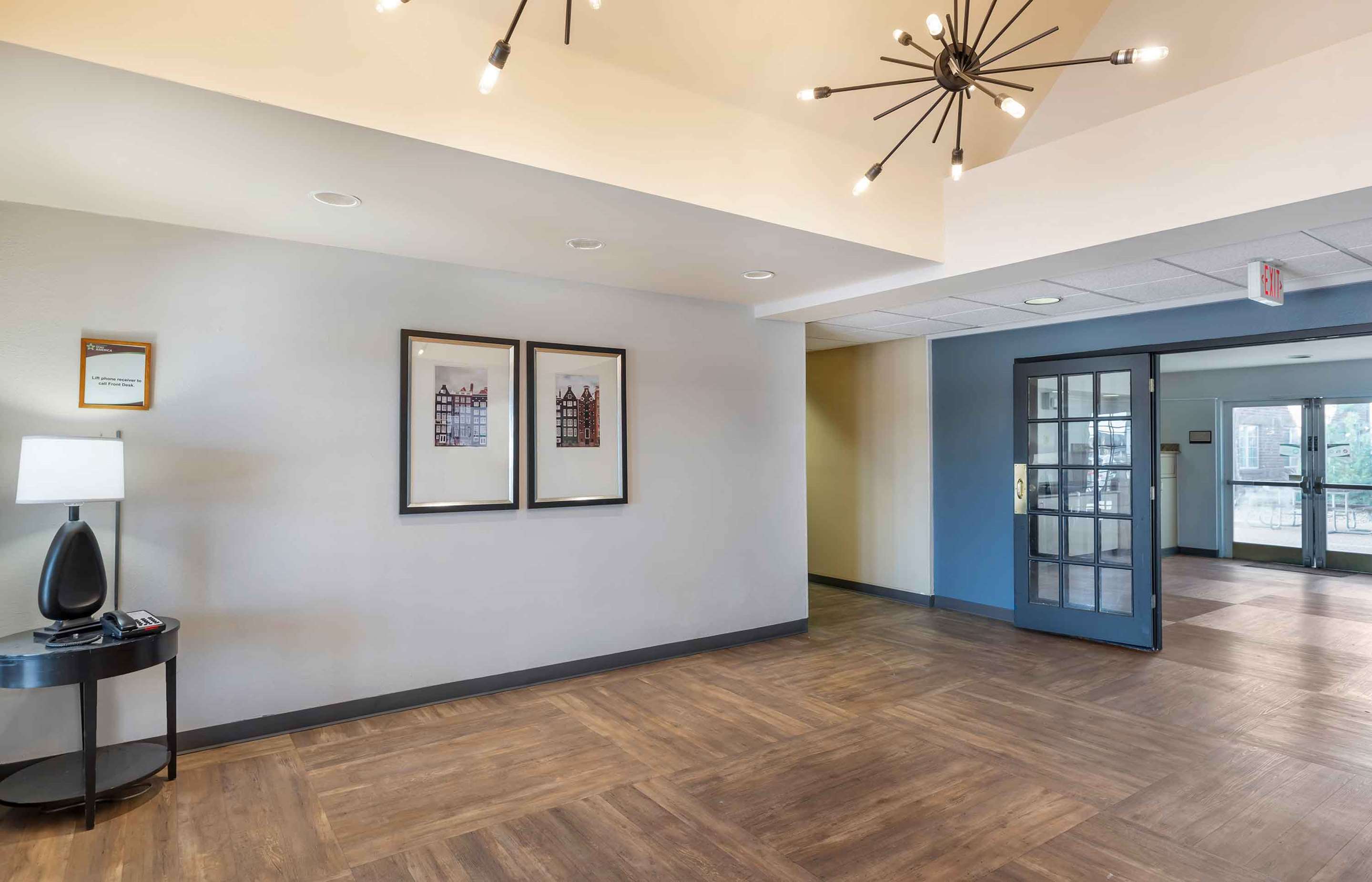 Lobby and Guest Check-in | Extended Stay America Suites - Denver - Tech Center South - Greenwood Village