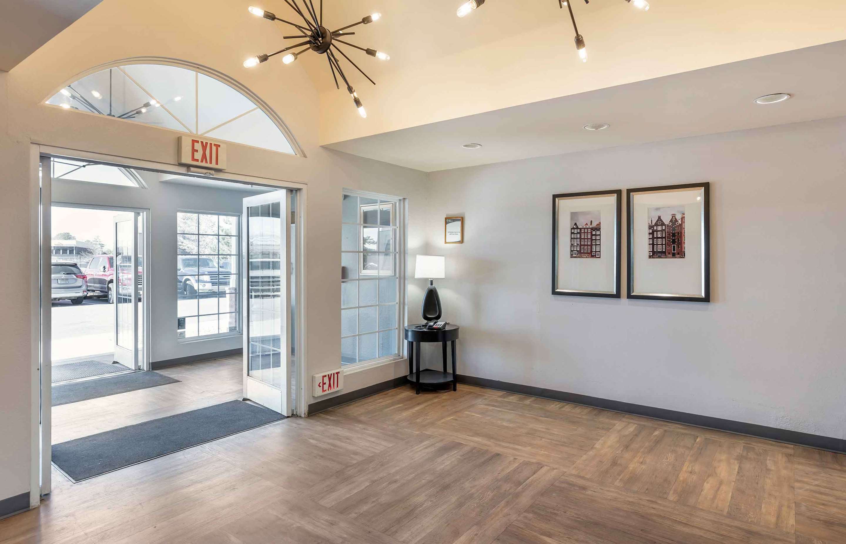 Lobby and Guest Check-in | Extended Stay America Suites - Denver - Tech Center South - Greenwood Village