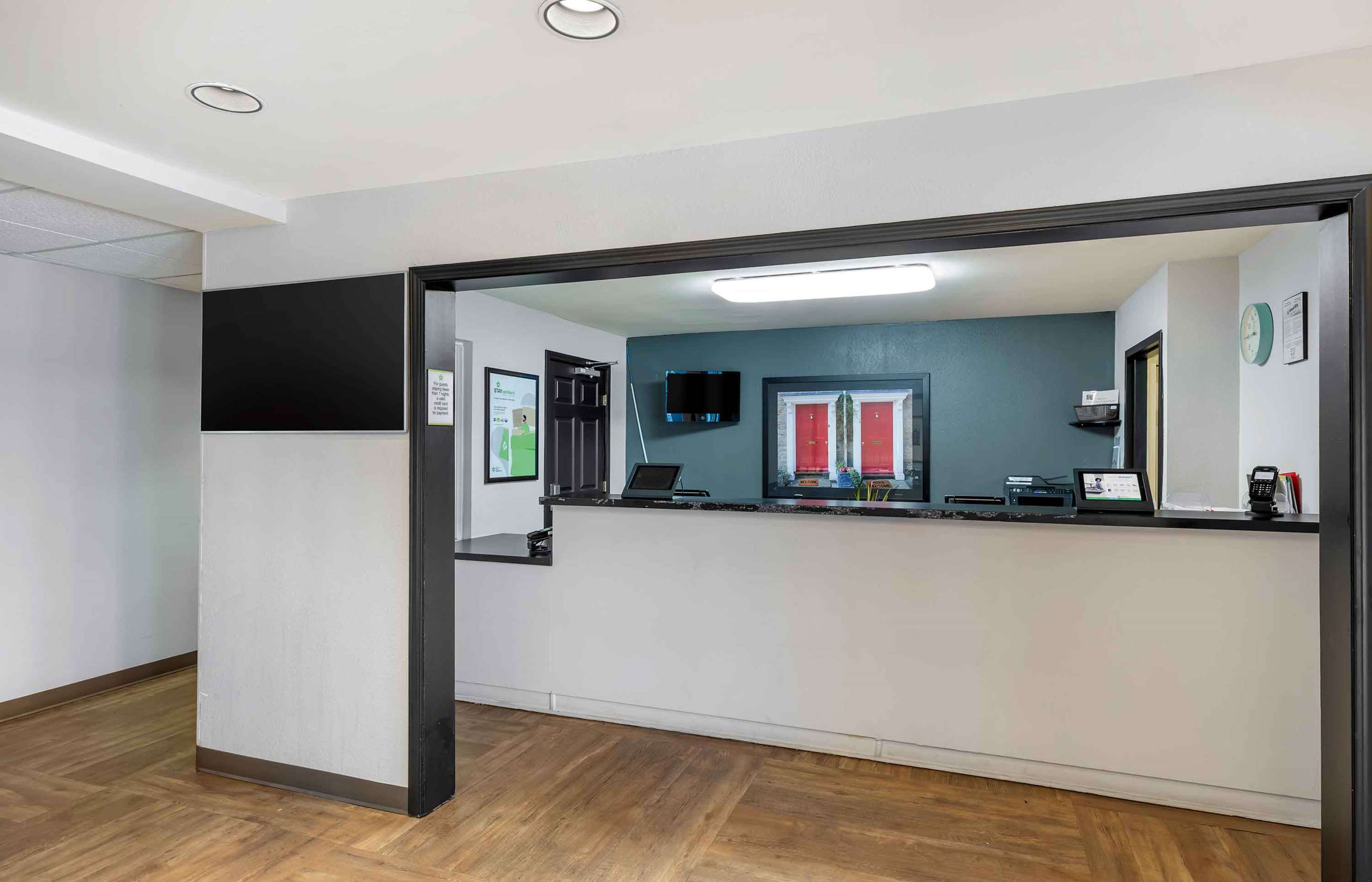 Lobby and Guest Check-in | Extended Stay America Suites - Denver - Tech Center South - Greenwood Village