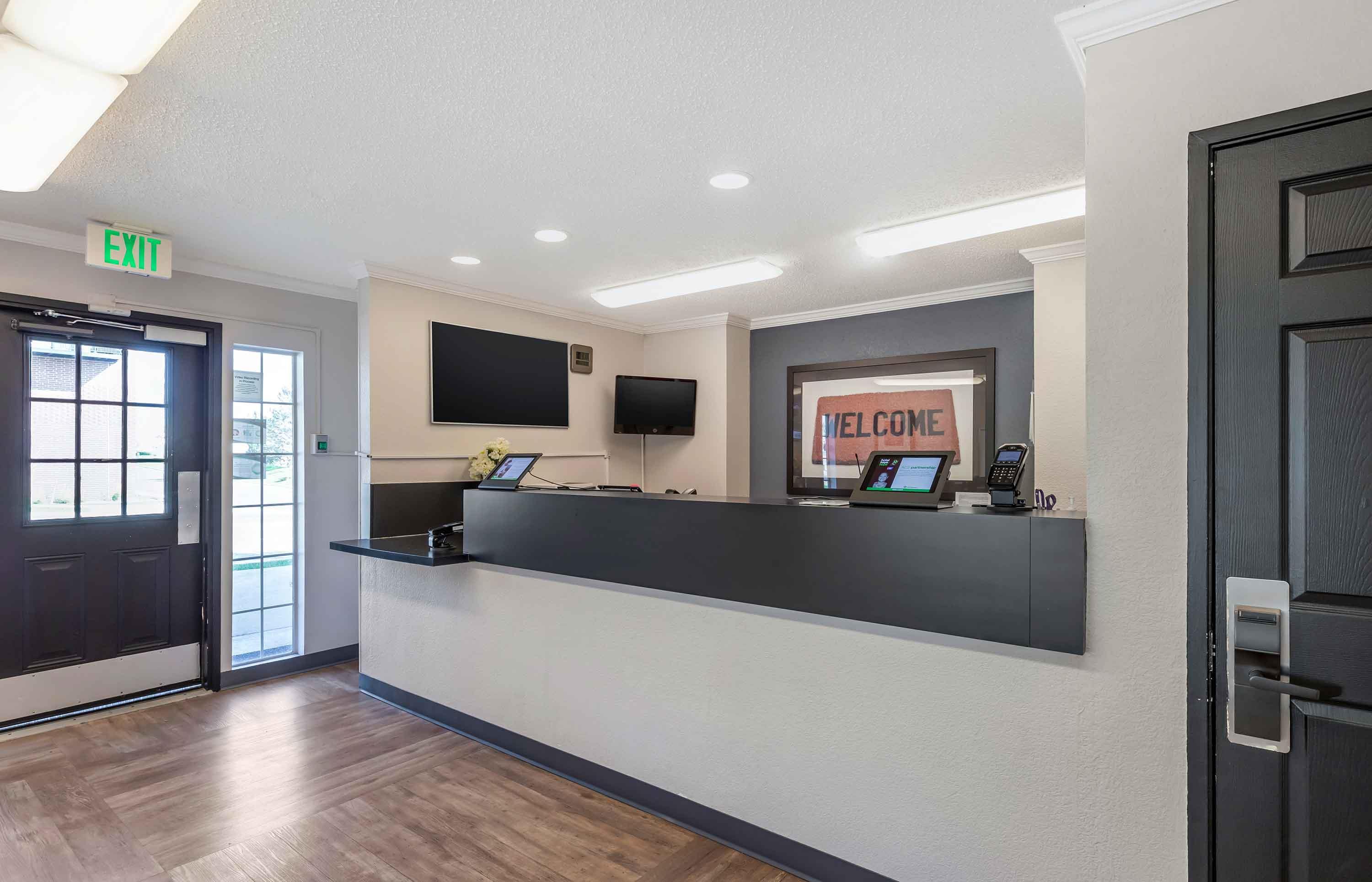 Lobby and Guest Check-in | Extended Stay America Suites - Denver - Tech Center South - Inverness