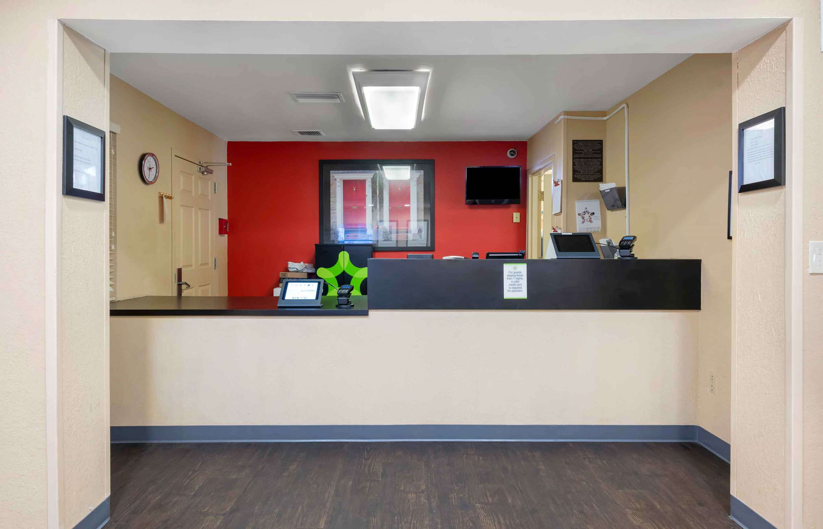Lobby and Guest Check-in | Extended Stay America Suites - Jacksonville - Salisbury Rd - Southpoint