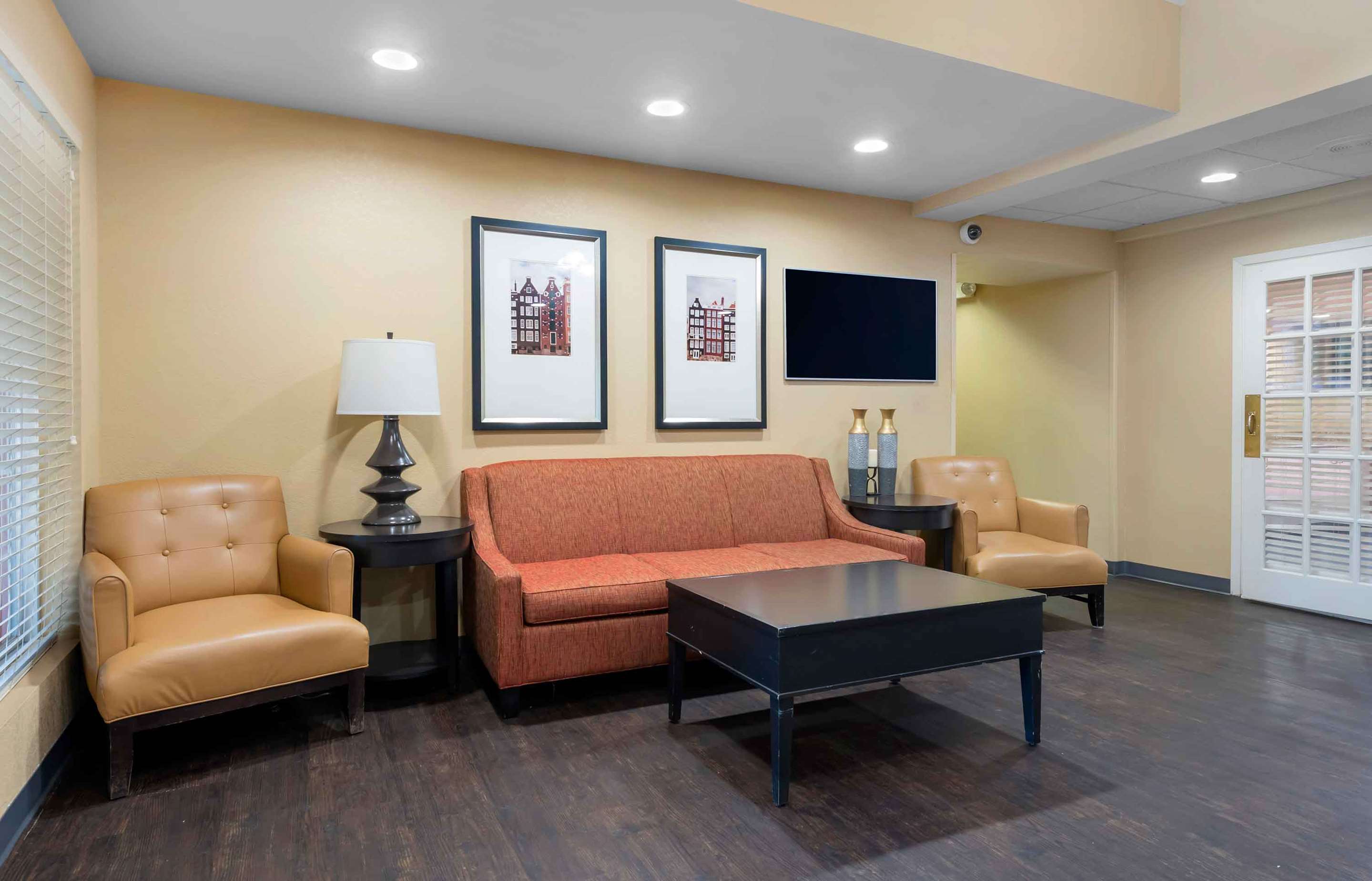 Lobby and Guest Check-in | Extended Stay America Suites - Jacksonville - Salisbury Rd - Southpoint