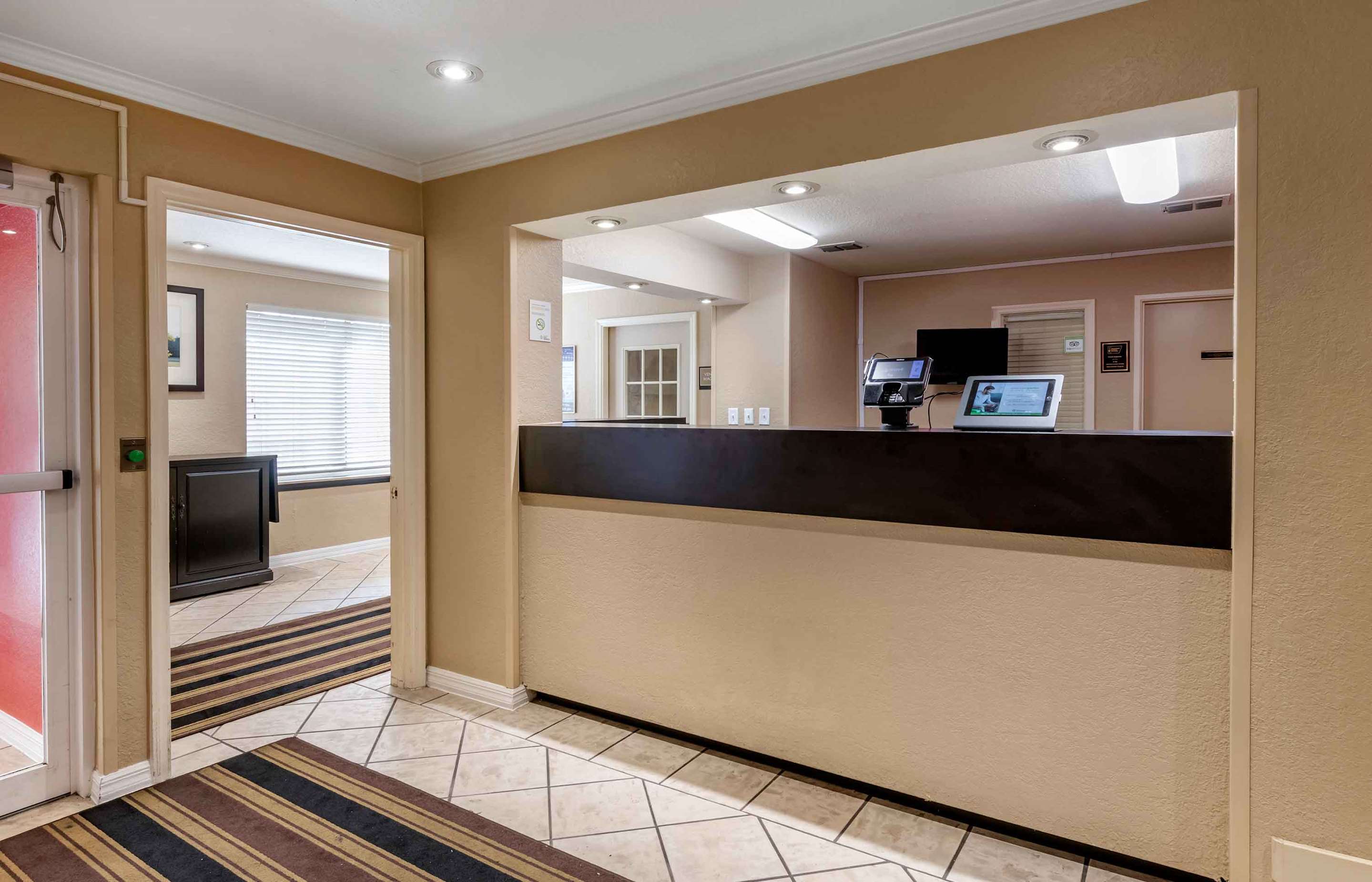 Lobby and Guest Check-in | Extended Stay America Suites - Orlando - Altamonte Springs