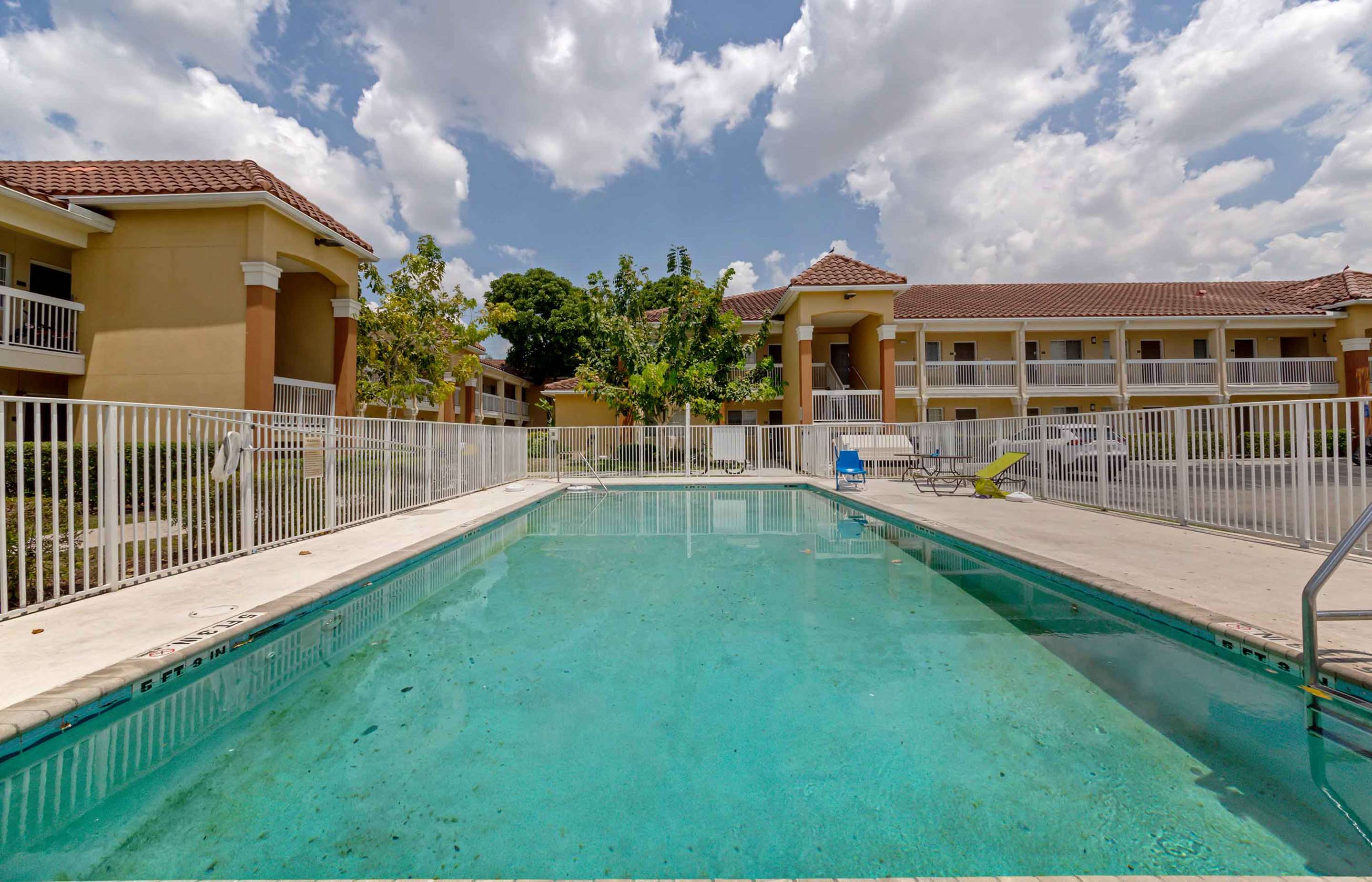Swimming Pool | Extended Stay America Suites - Miami - Airport - Doral