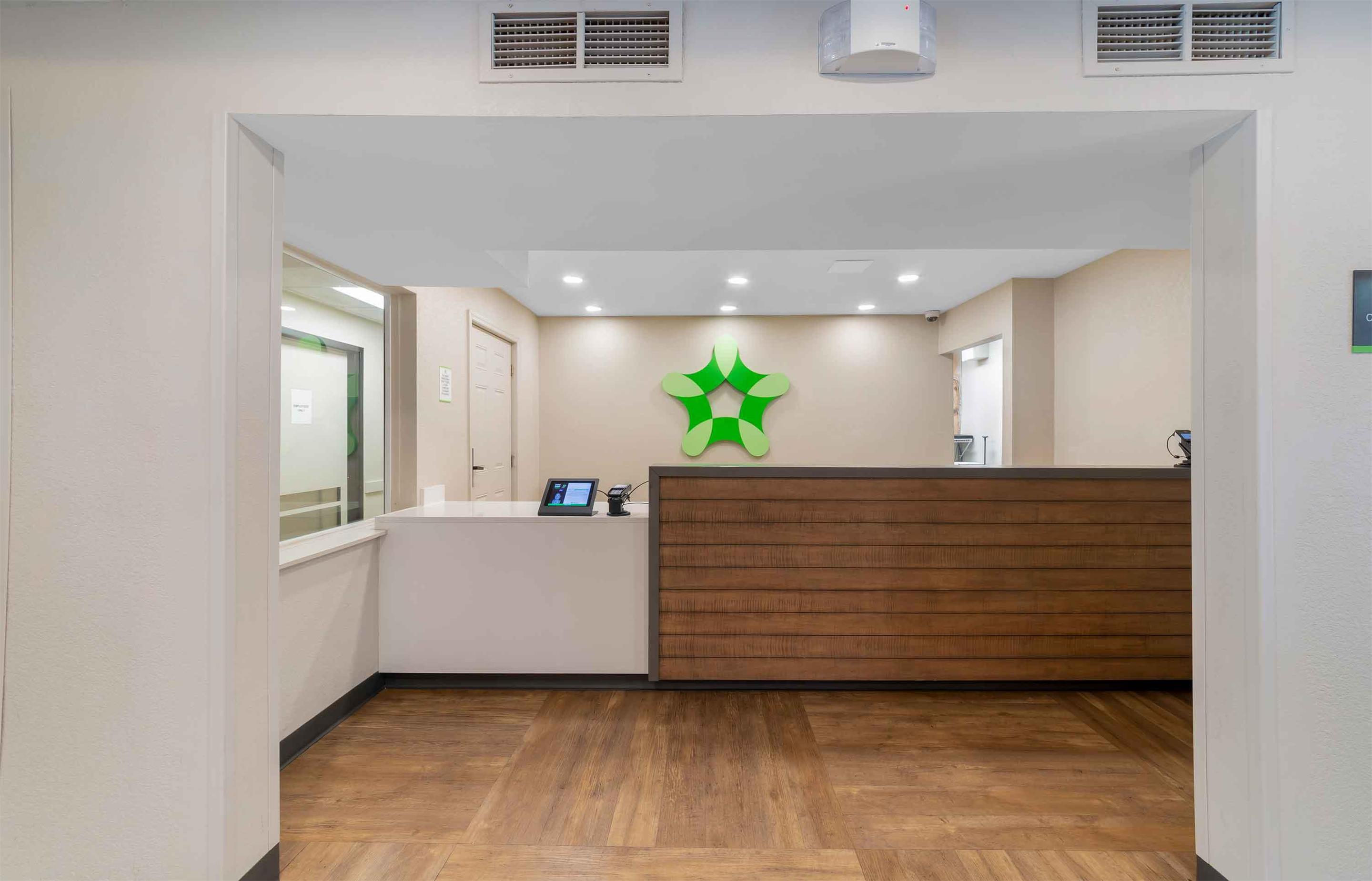 Lobby and Guest Check-in | Extended Stay America Premier Suites - Miami - Airport - Miami Springs
