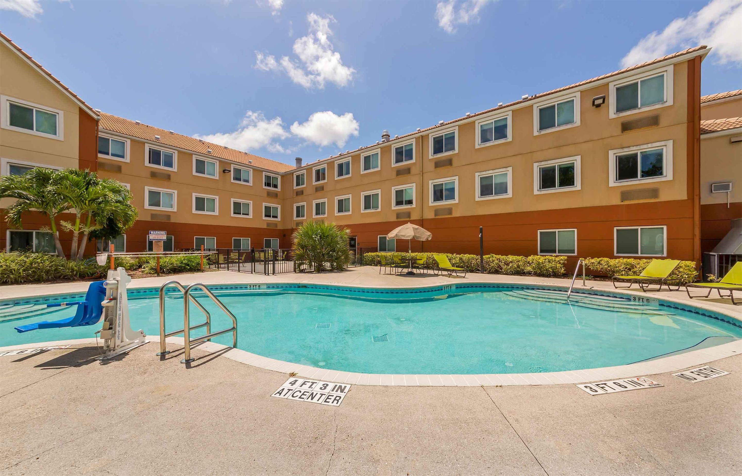 Swimming Pool | Extended Stay America Premier Suites - Miami - Airport - Miami Springs