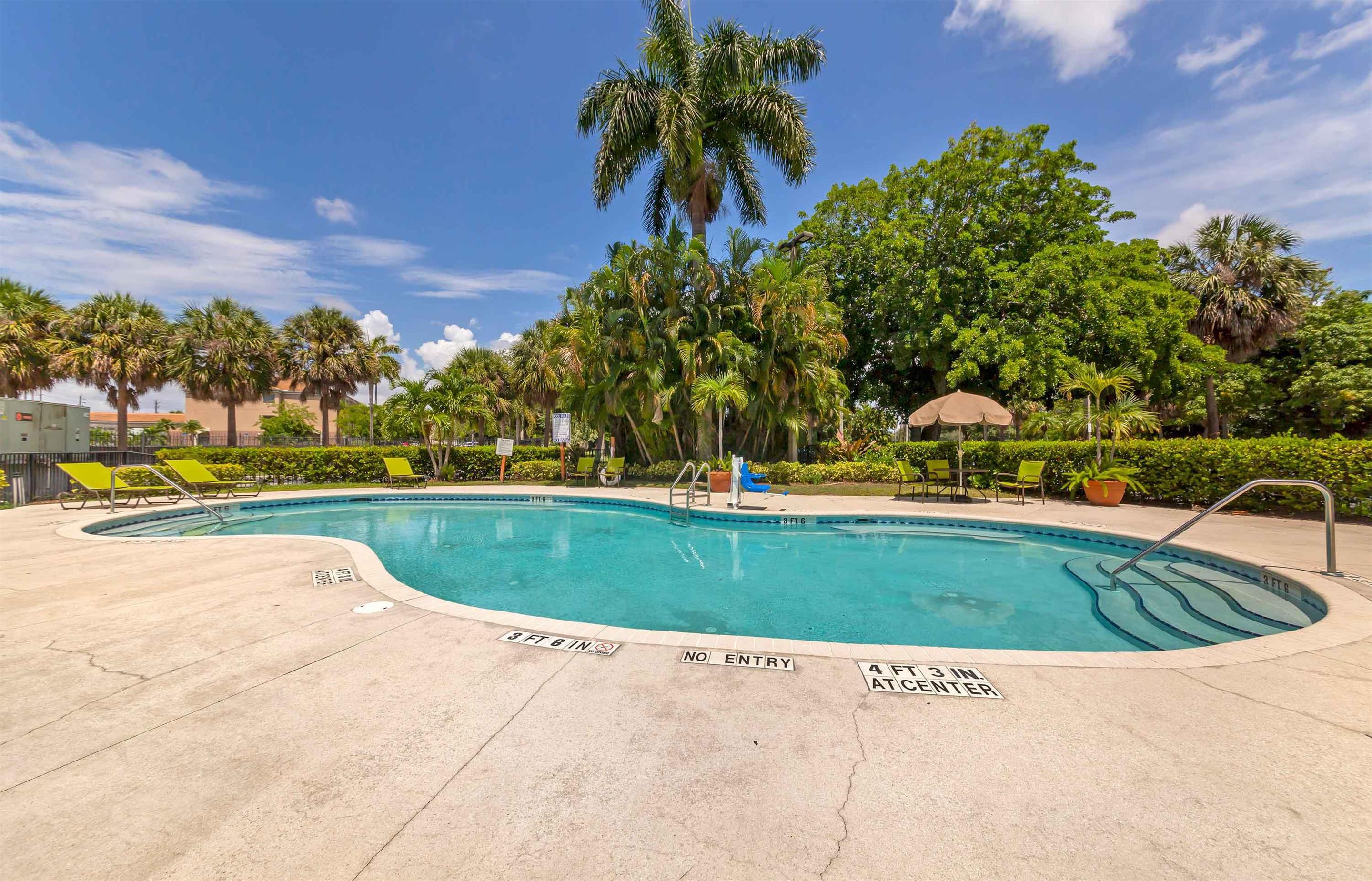 Swimming Pool | Extended Stay America Premier Suites - Miami - Airport - Miami Springs