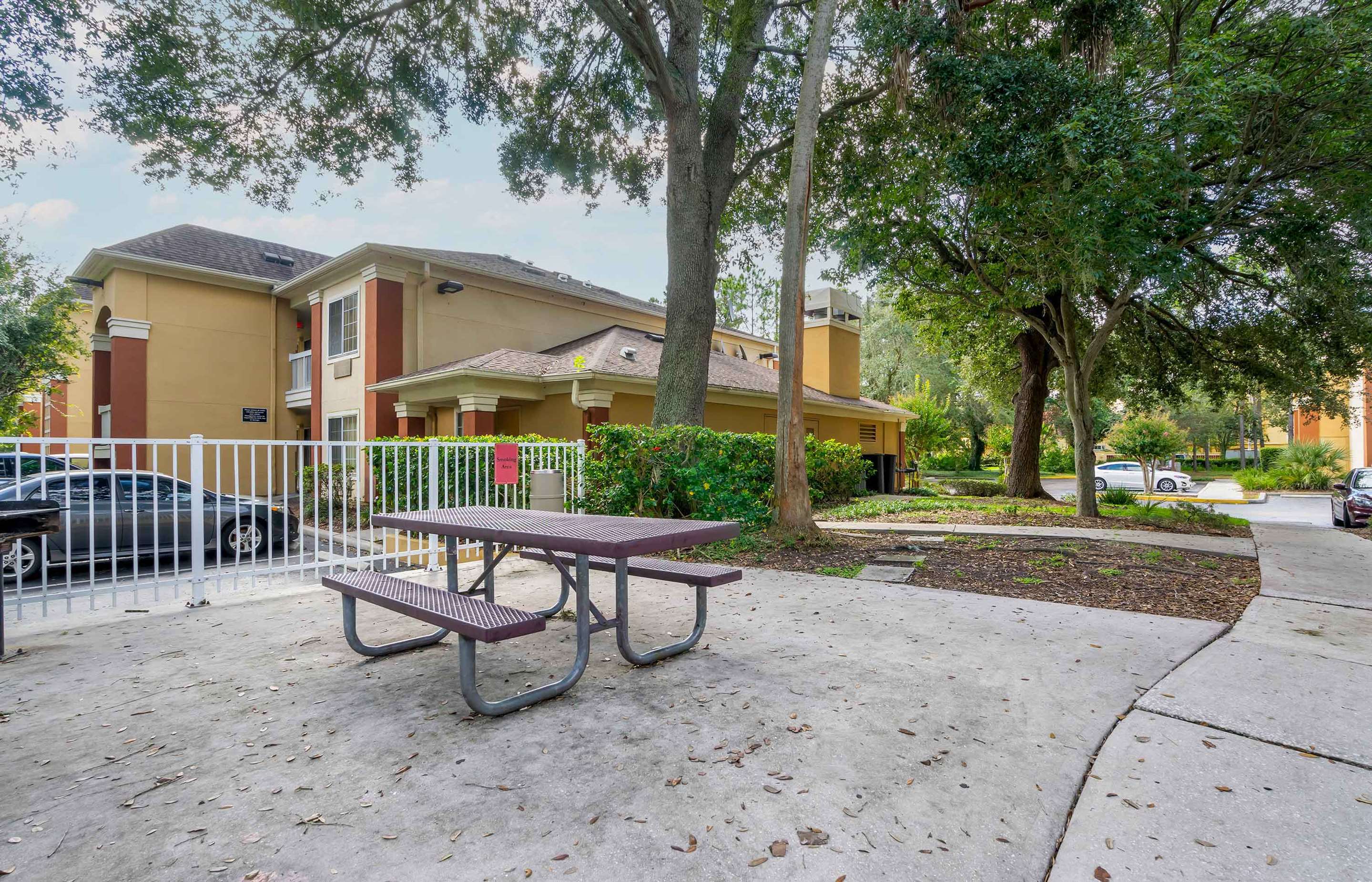 Picnic Area | Extended Stay America Suites - Tampa - Brandon