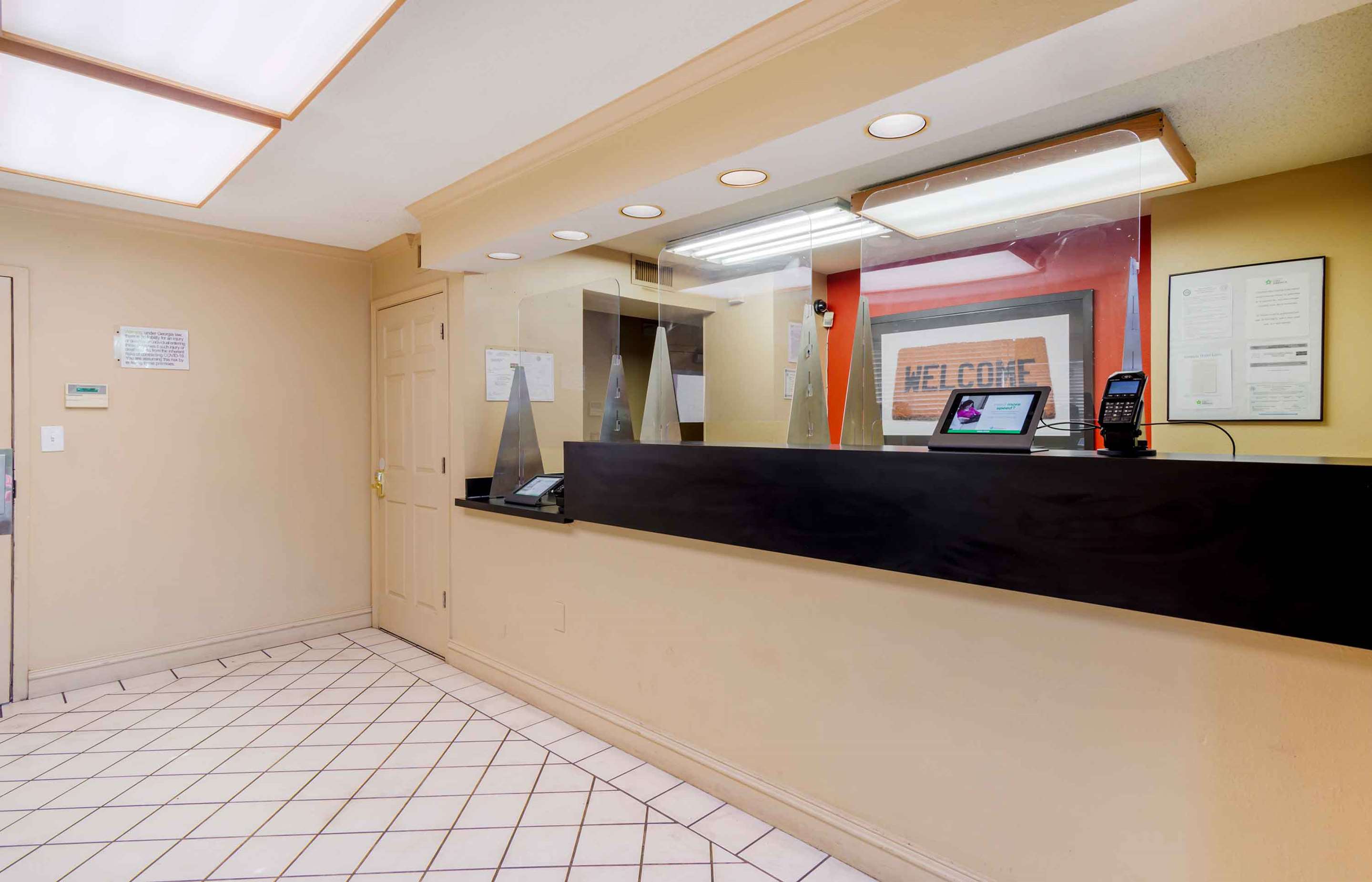 Lobby and Guest Check-in | Extended Stay America Suites - Atlanta - Cumberland Mall