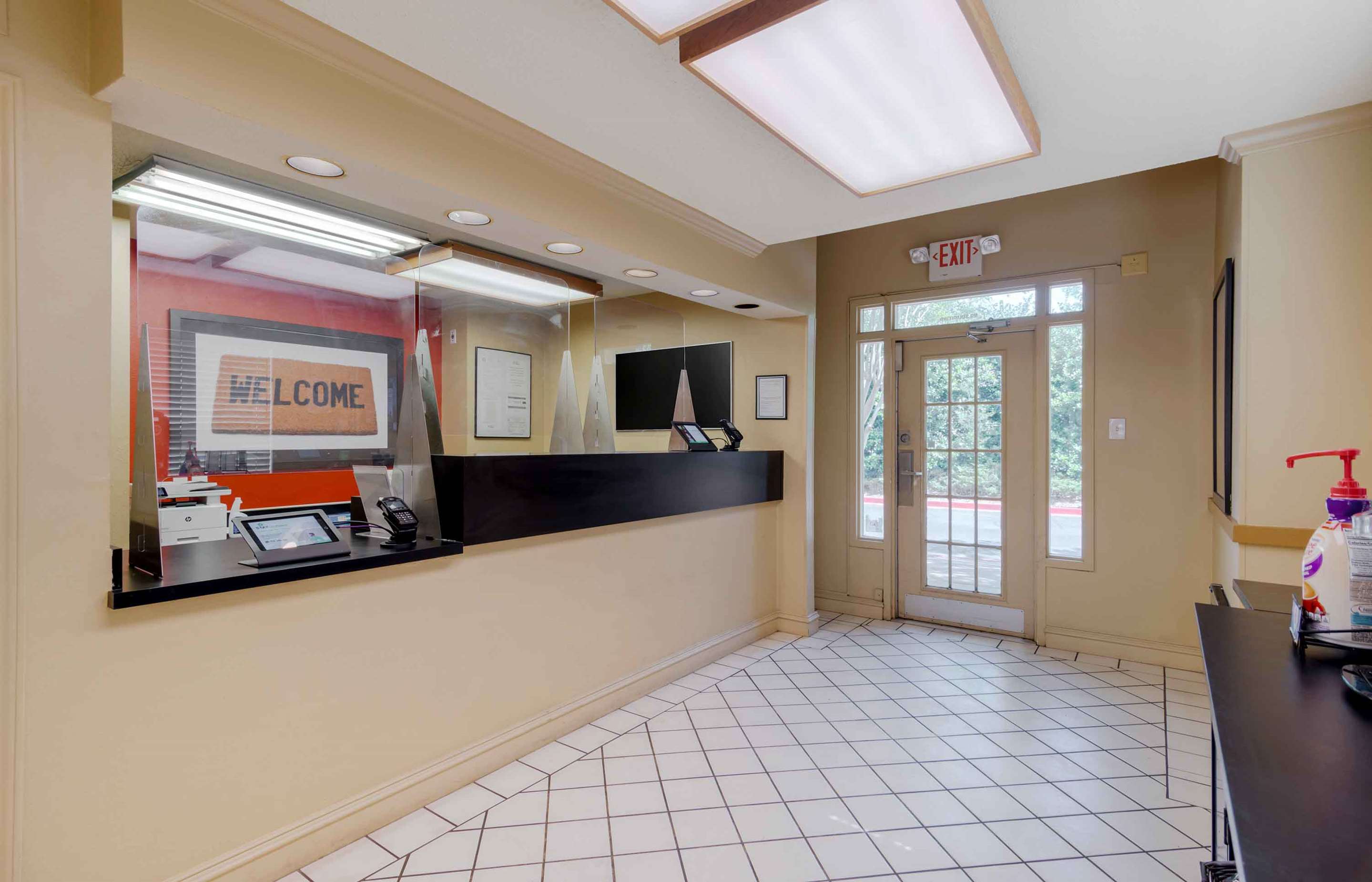 Lobby and Guest Check-in | Extended Stay America Suites - Atlanta - Cumberland Mall