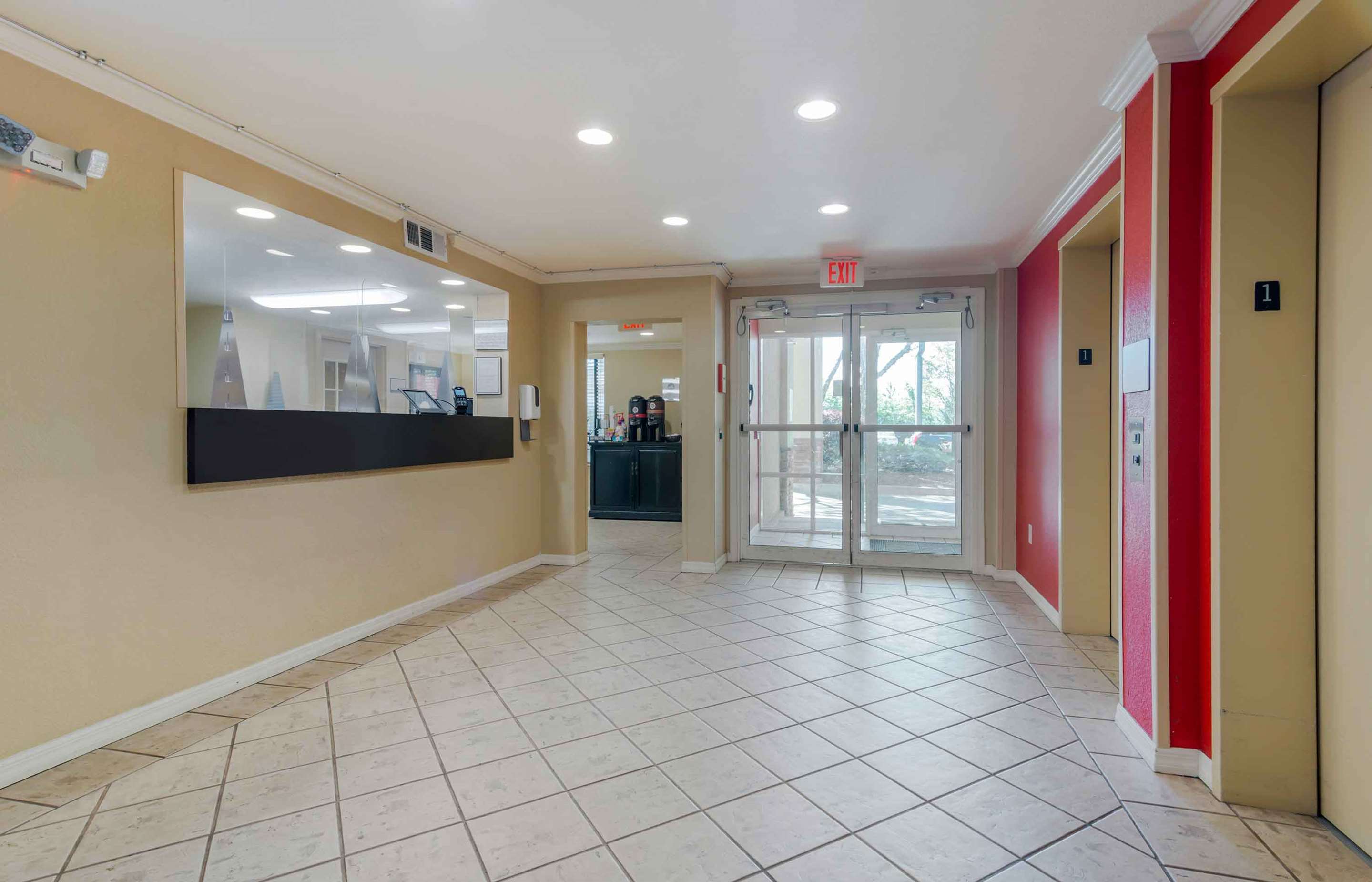 Lobby and Guest Check-in | Extended Stay America Suites - Atlanta - Marietta - Powers Ferry Rd