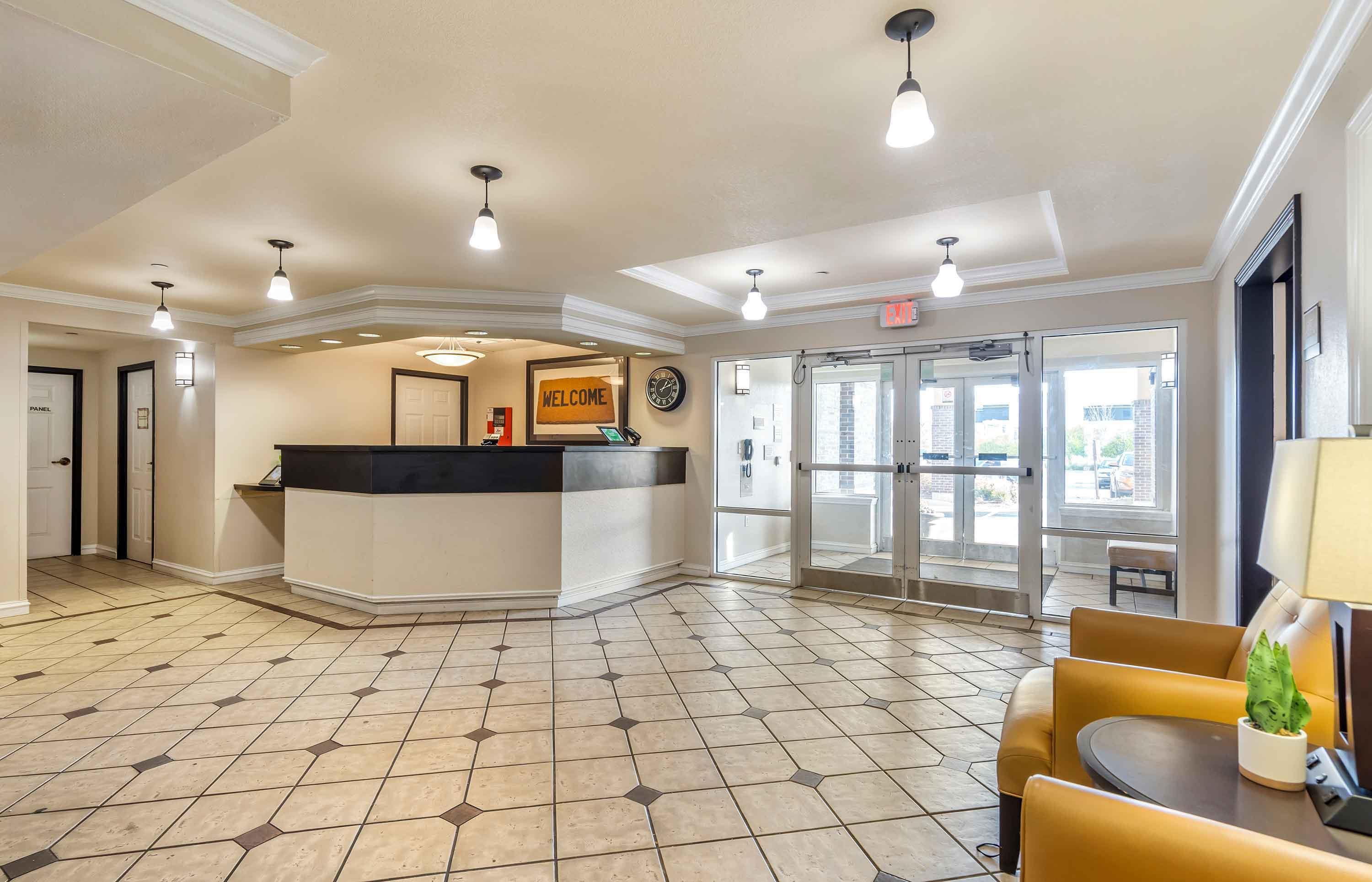Lobby and Guest Check-in | Extended Stay America Suites - Chicago - Lombard - Oakbrook