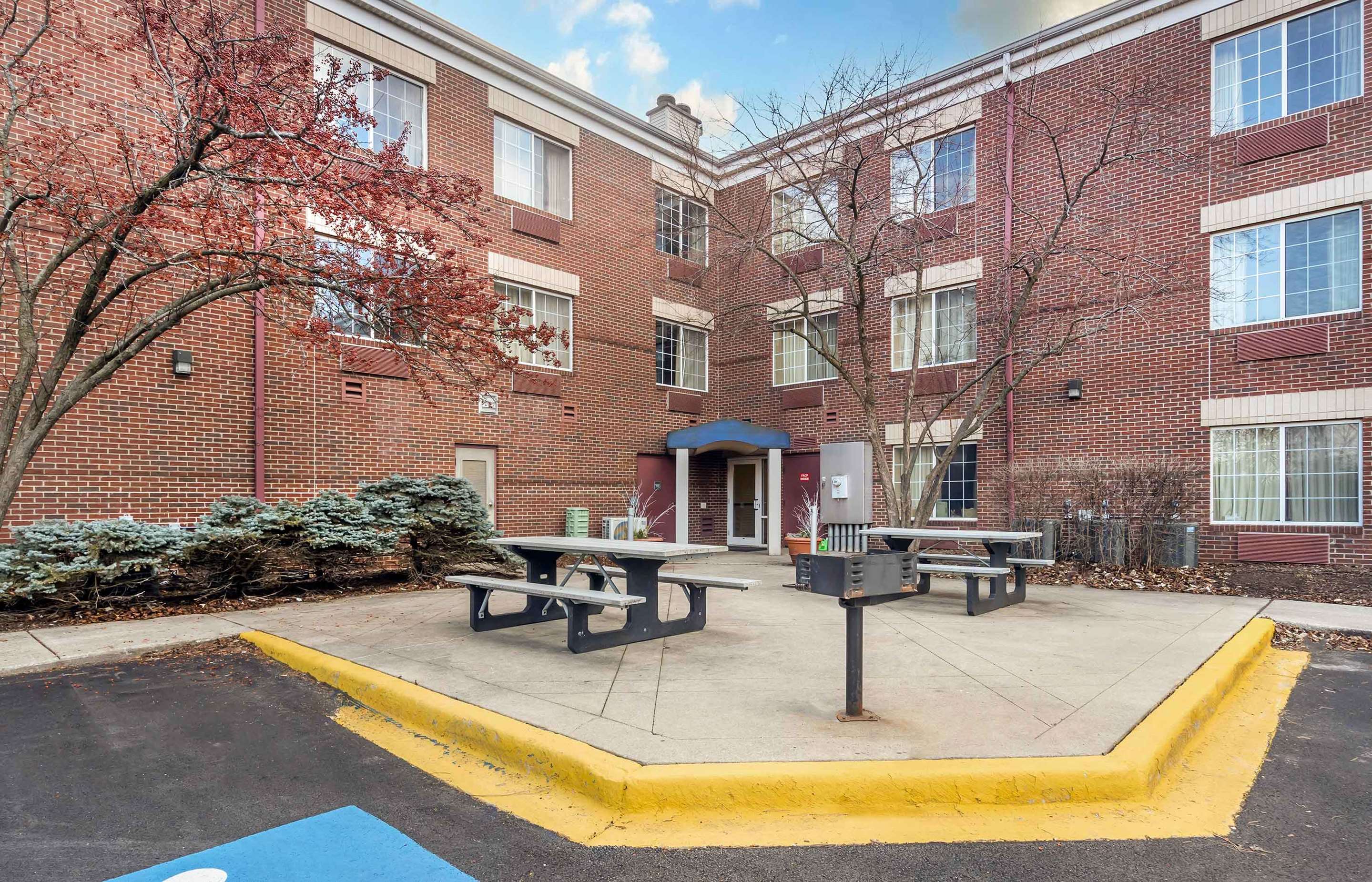 Picnic Area | Extended Stay America Select Suites Chicago Westmont Oak Brook